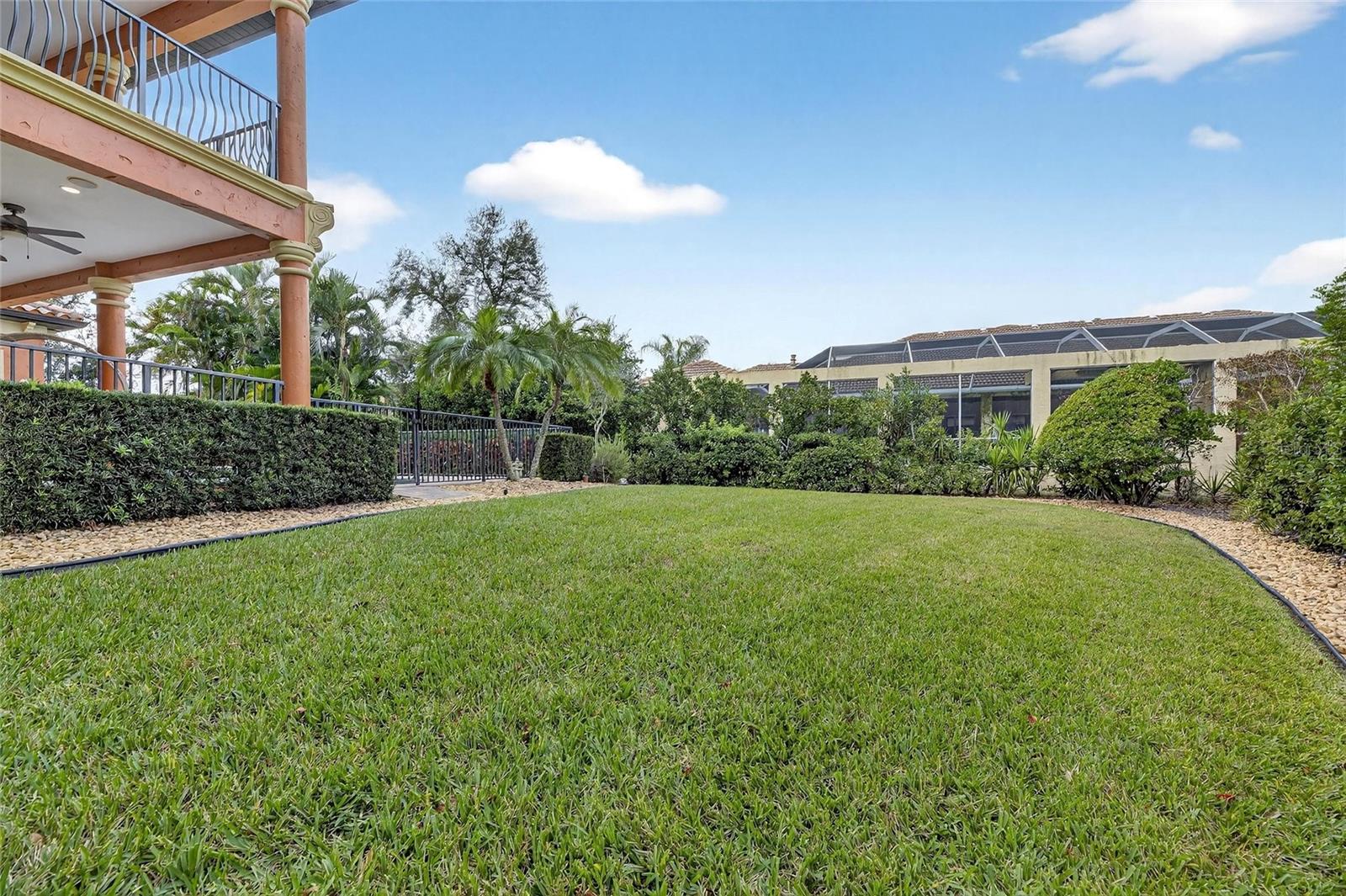 Listing photo id 66 for 5910 La Rosa Lane