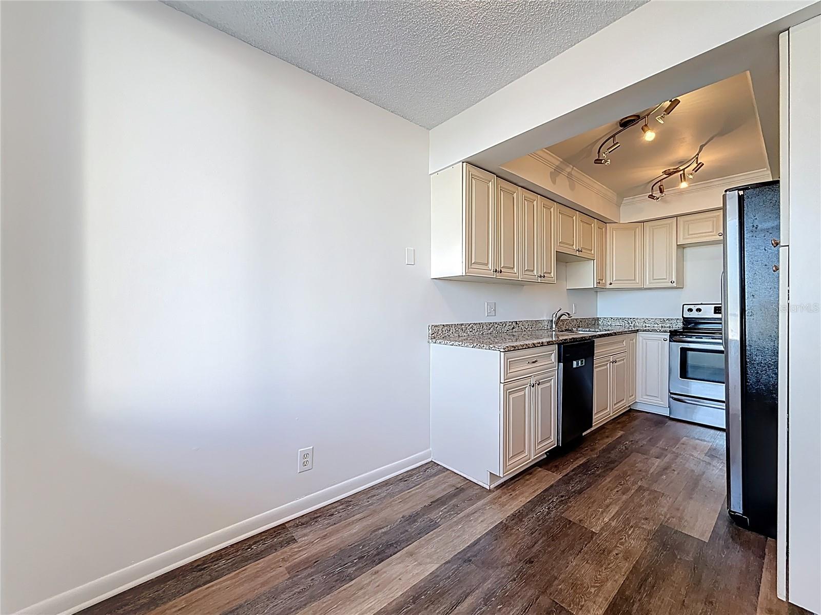 Image 6 of 75 For 7100 Sunset Way 405