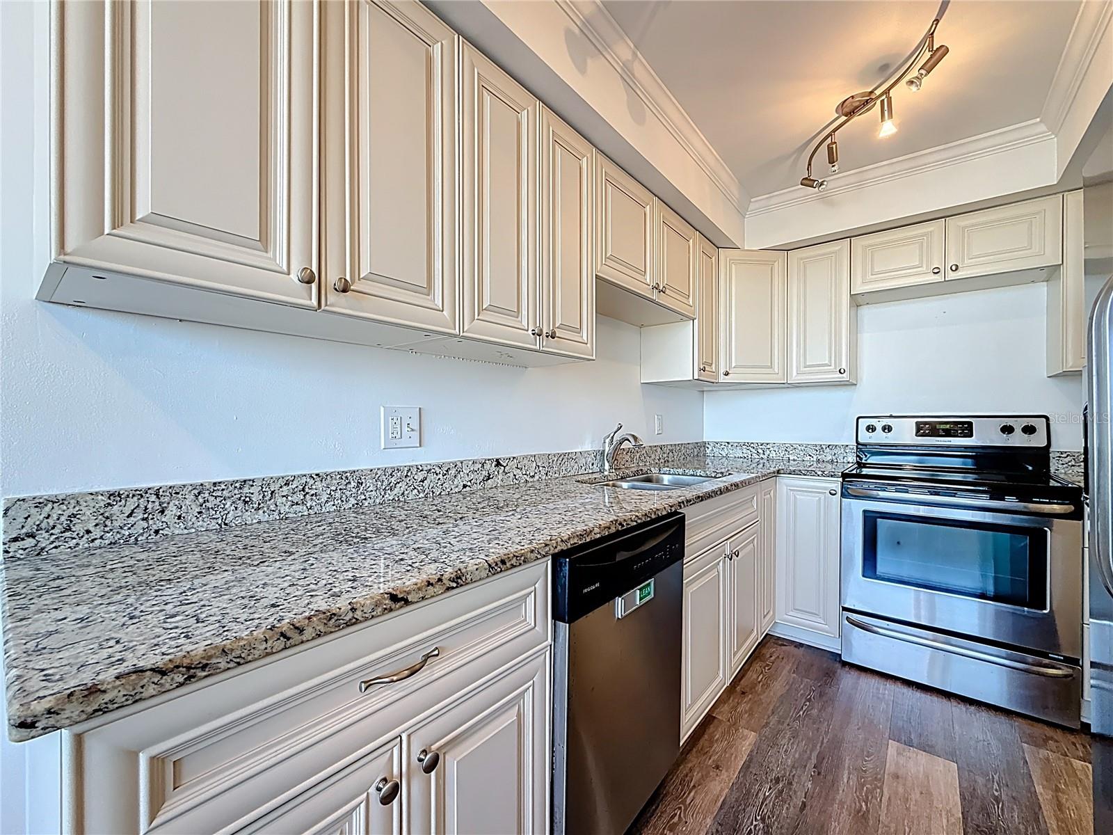 Image 7 of 75 For 7100 Sunset Way 405