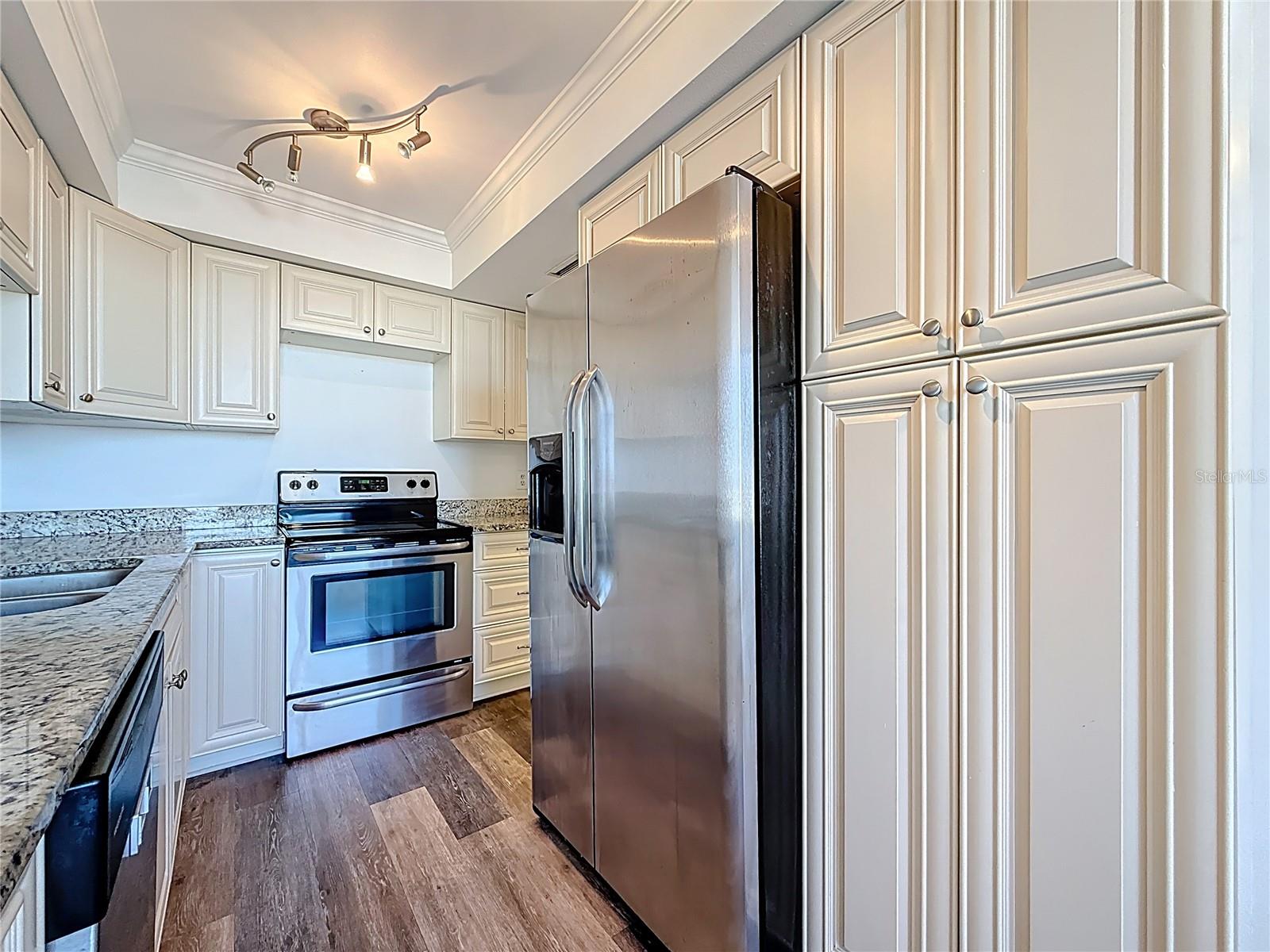 Image 8 of 75 For 7100 Sunset Way 405