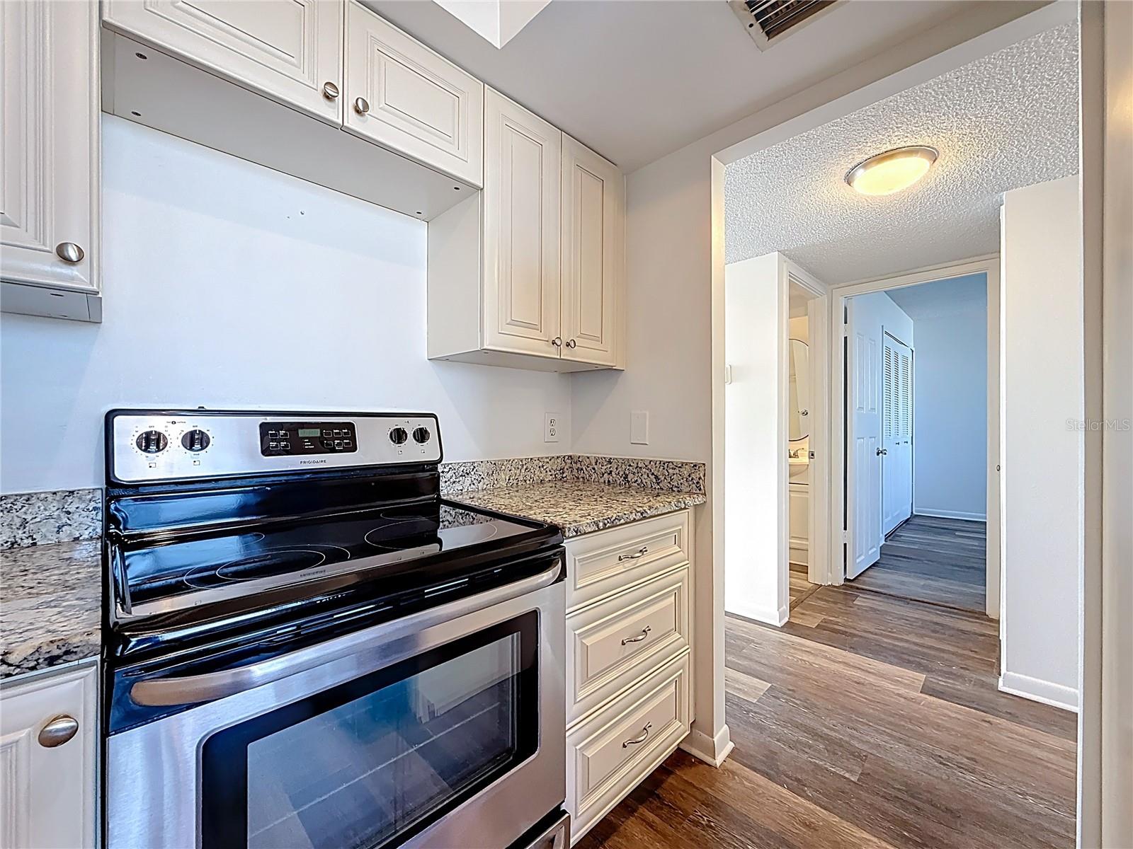 Image 9 of 75 For 7100 Sunset Way 405