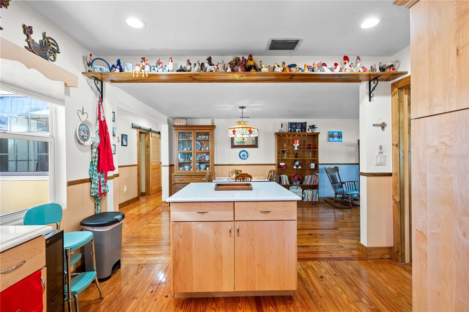 Listing photo id 10 for 1109 Commodore Street