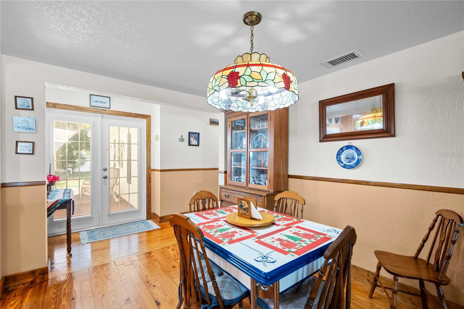 Listing photo id 11 for 1109 Commodore Street