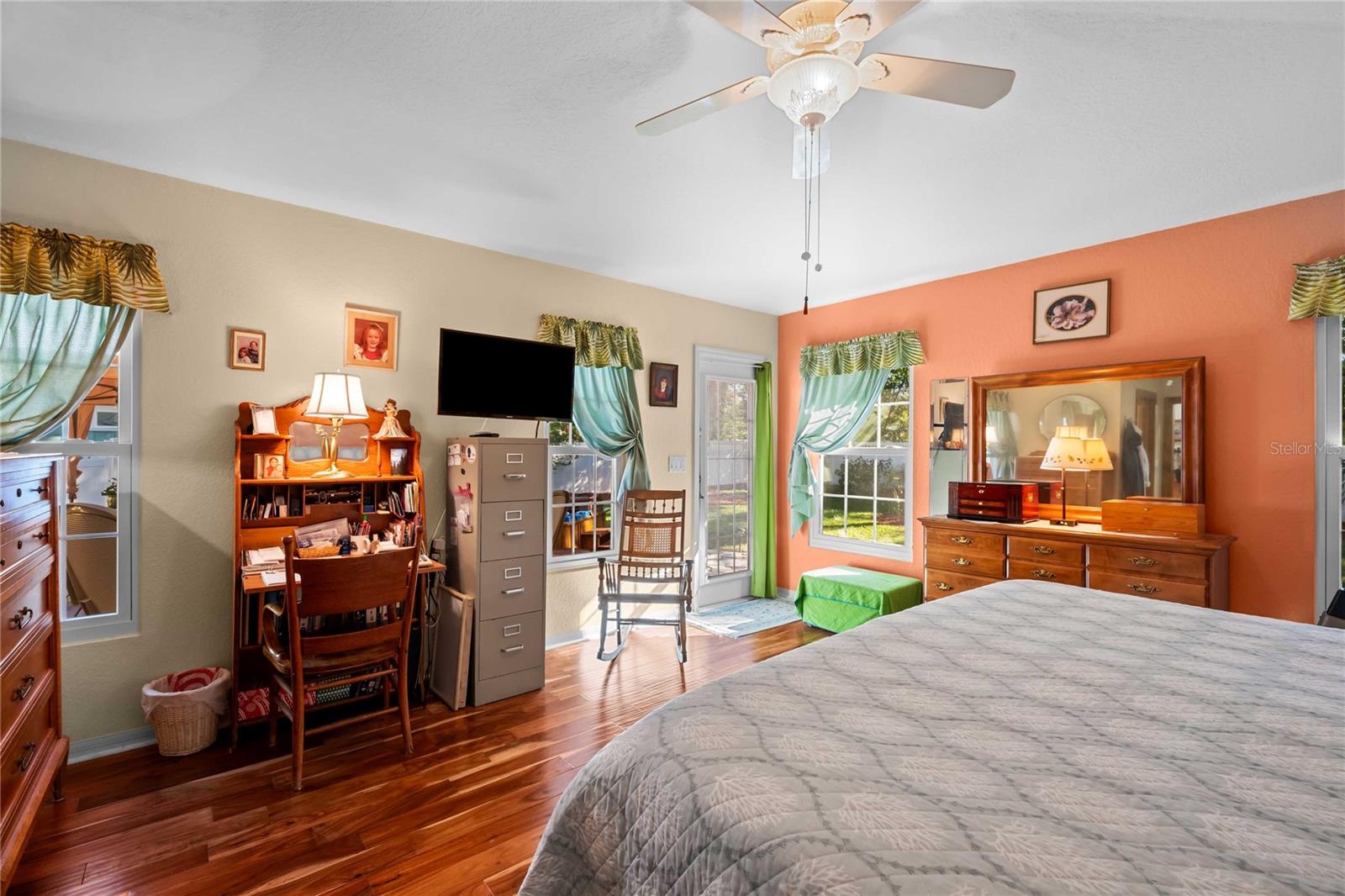 Listing photo id 19 for 1109 Commodore Street