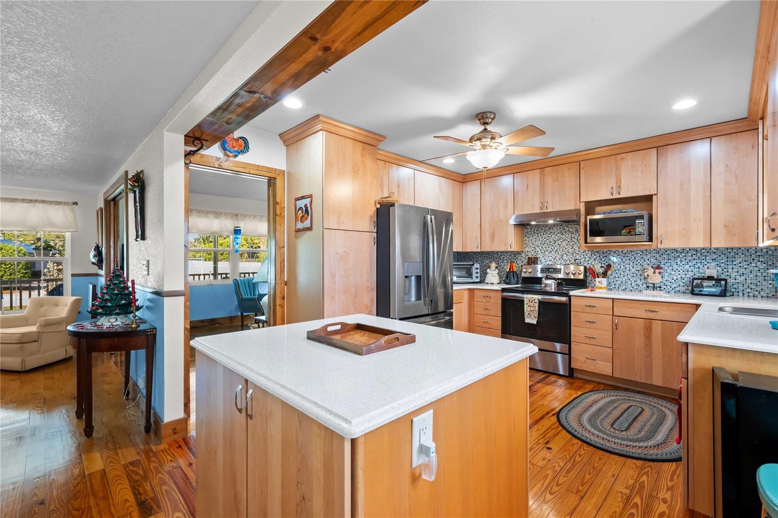 Listing photo id 5 for 1109 Commodore Street