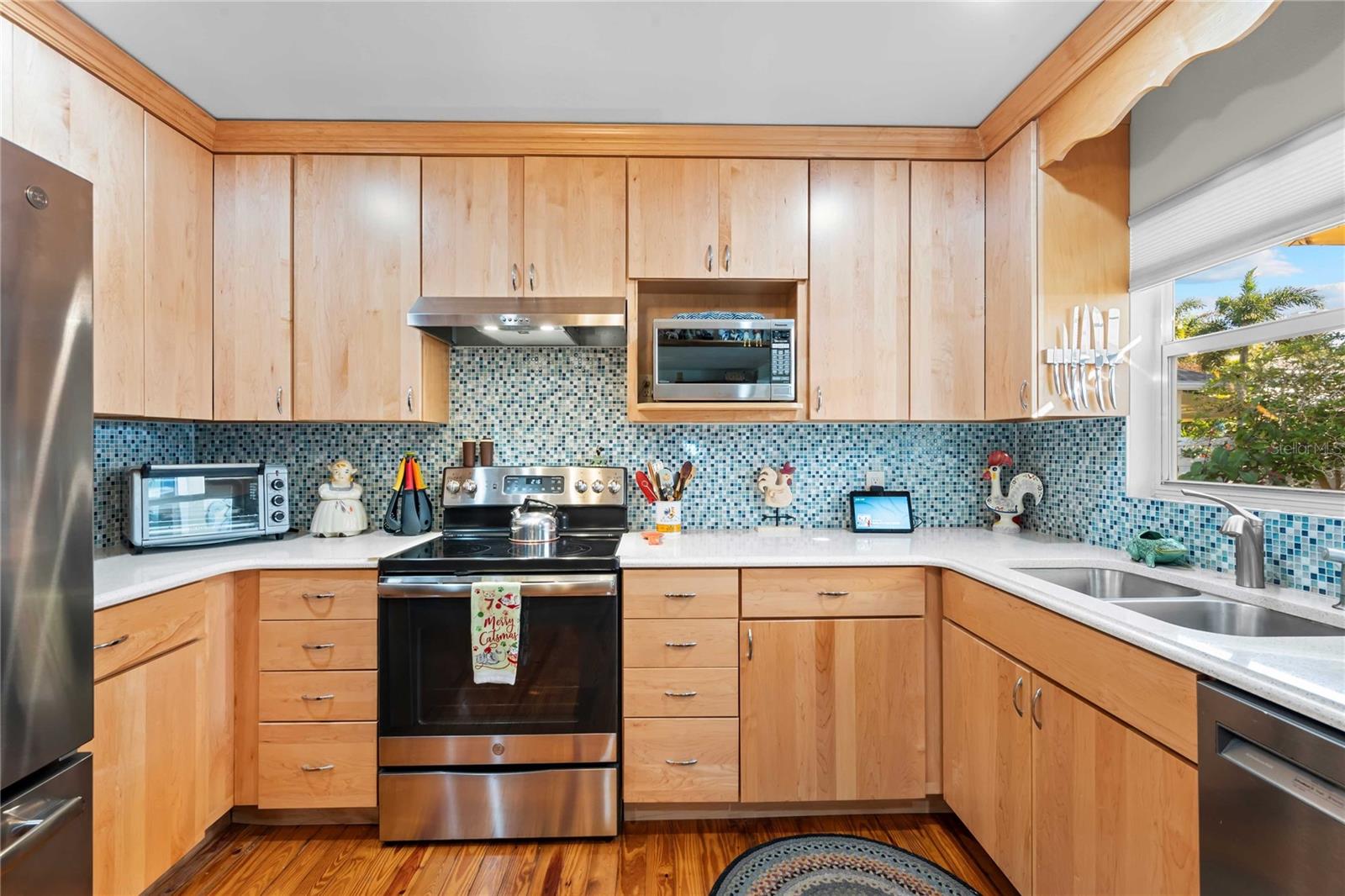 Listing photo id 6 for 1109 Commodore Street