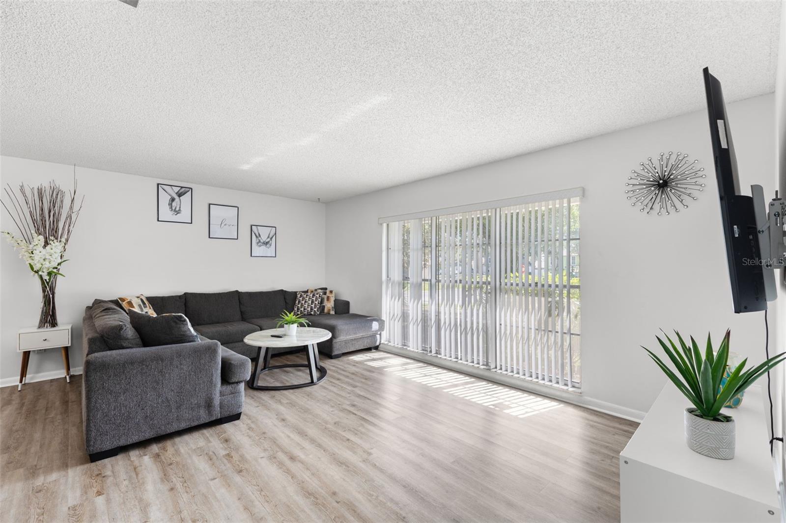 Listing photo id 2 for 7801 Greenshire Drive