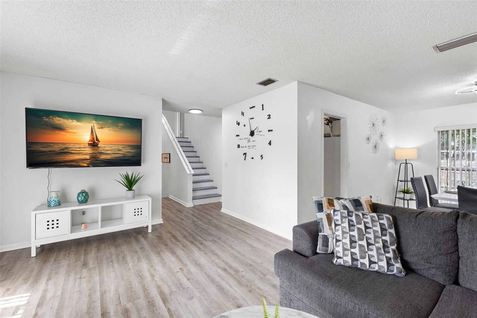 Listing photo id 3 for 7801 Greenshire Drive