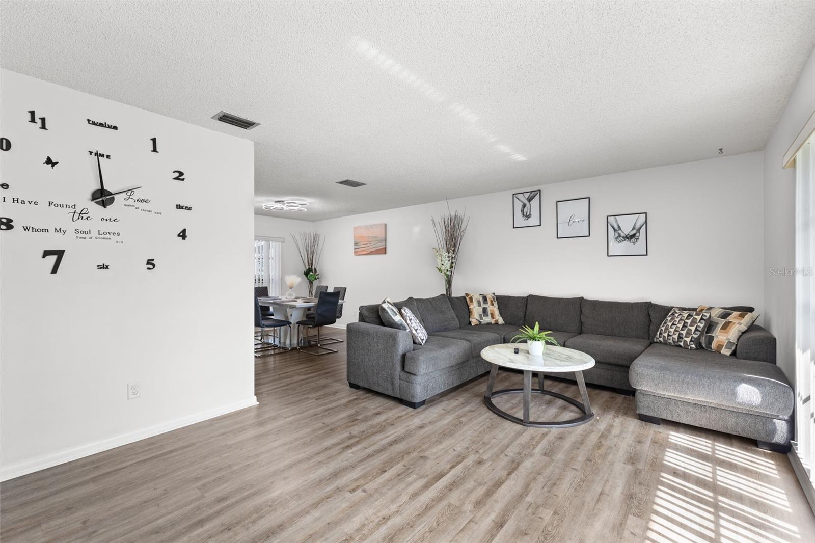 Listing photo id 4 for 7801 Greenshire Drive