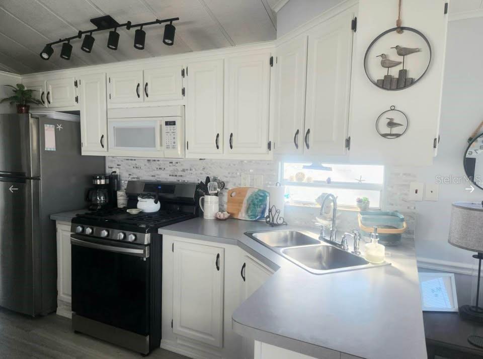 Listing photo id 2 for 12121 Vonn Road 219