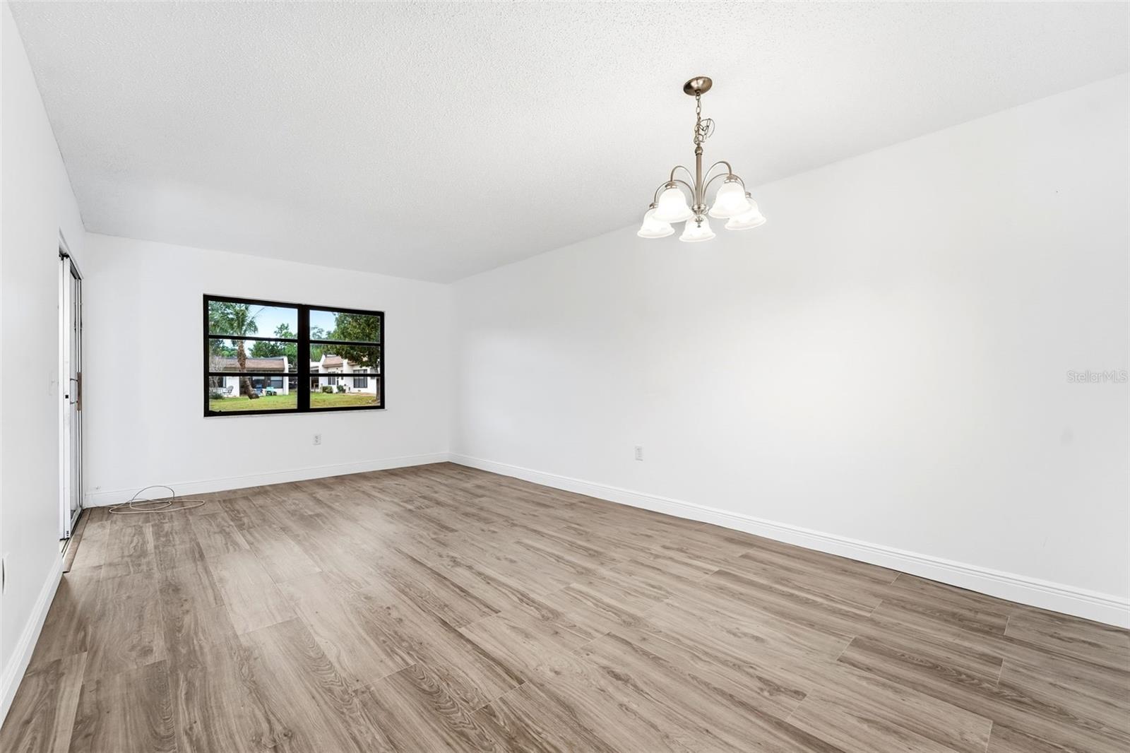 Image 5 of 22 For 1471 Mission Drive E