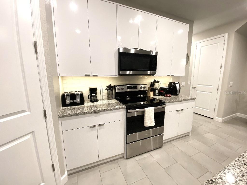 Image 11 of 40 For 8004 Formosa Valley Place