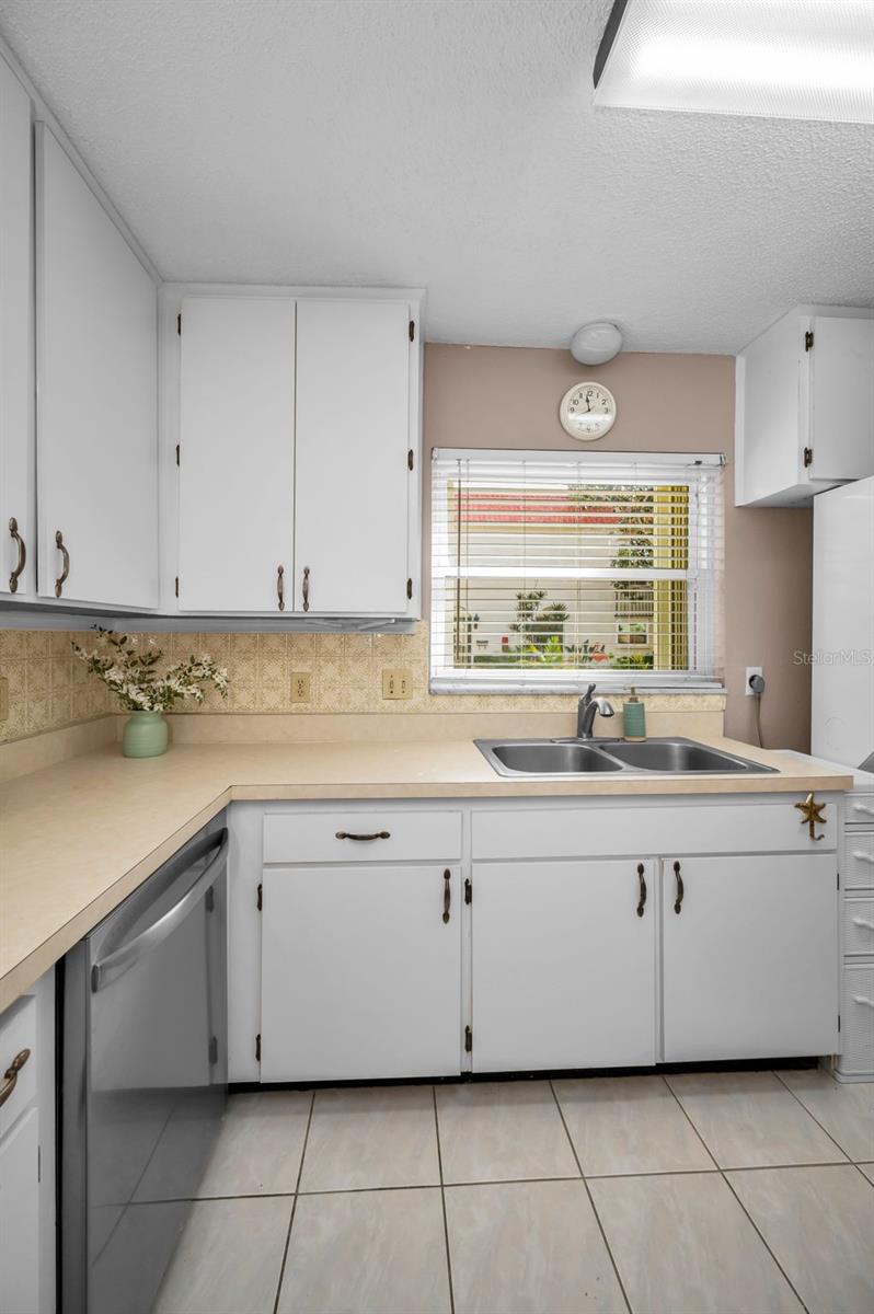 Image 11 of 53 For 2700 Bayshore Boulevard 555