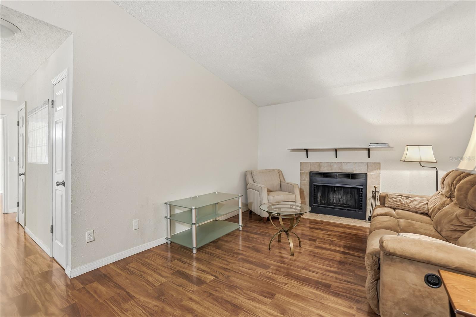 Image 4 of 32 For 4004 Nestle Oaks Place 203