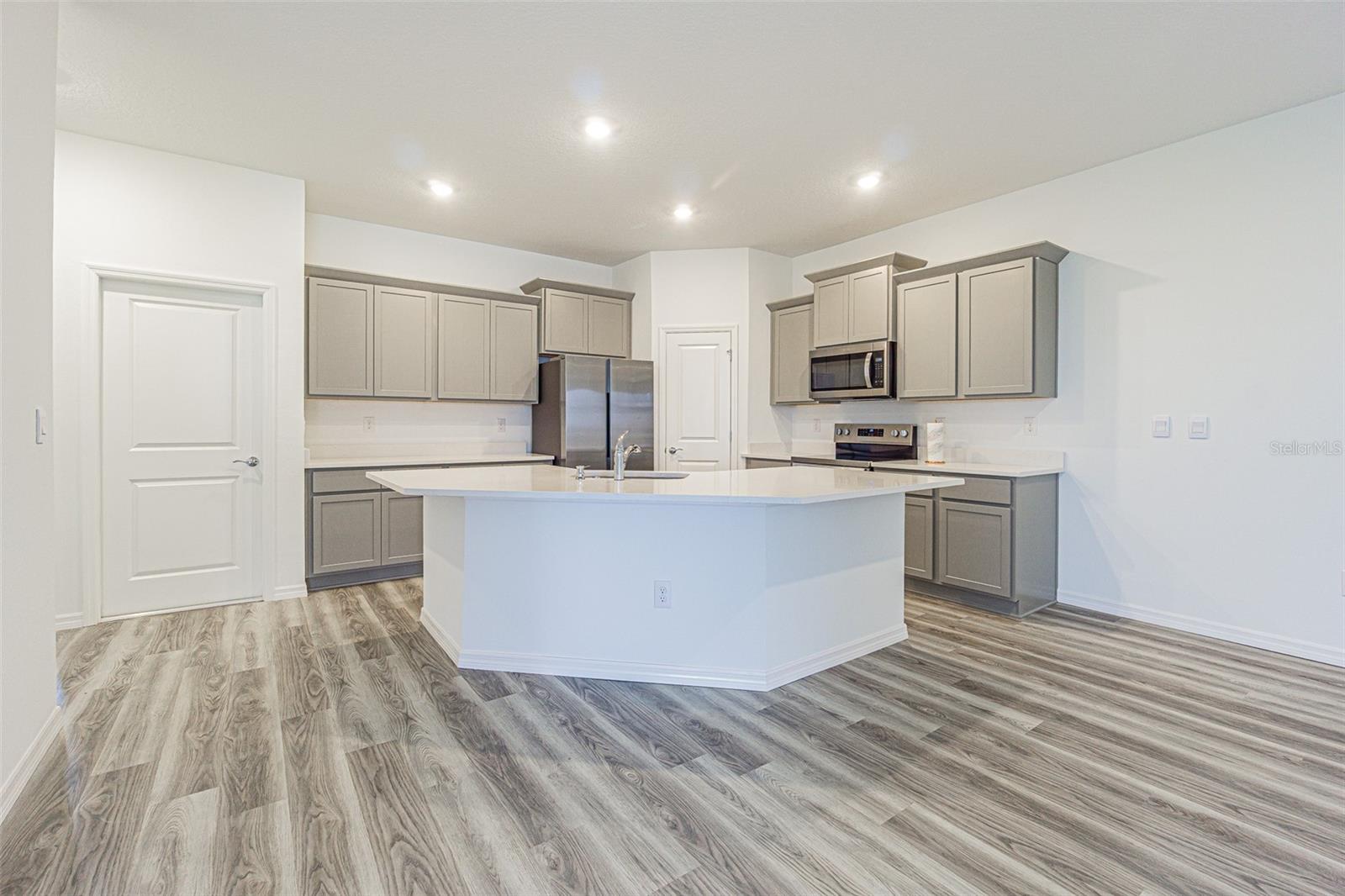 Image 4 of 35 For 31423 Paper Birch Street