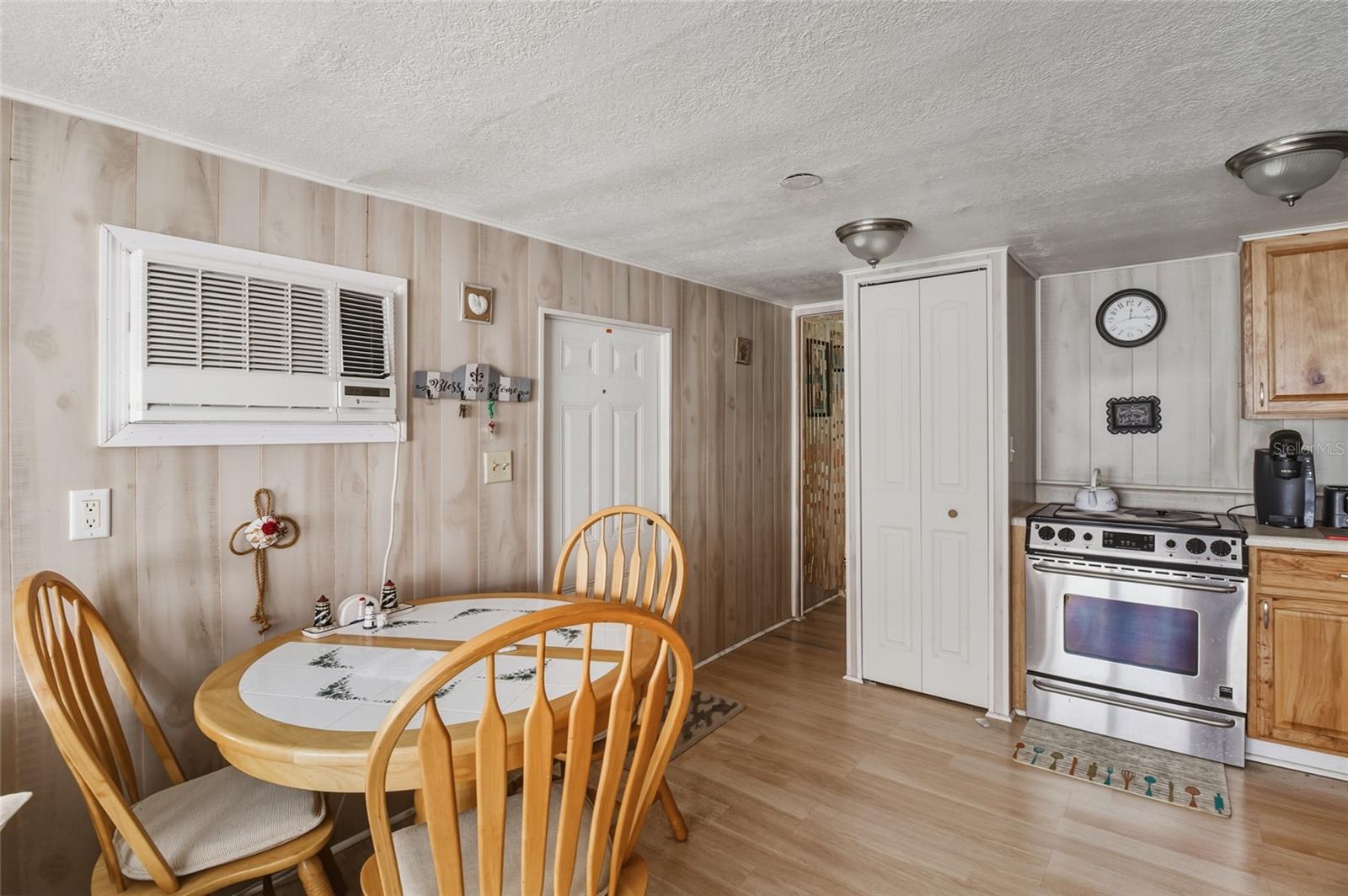 Listing photo id 8 for 12766 Seminole Boulevard 3