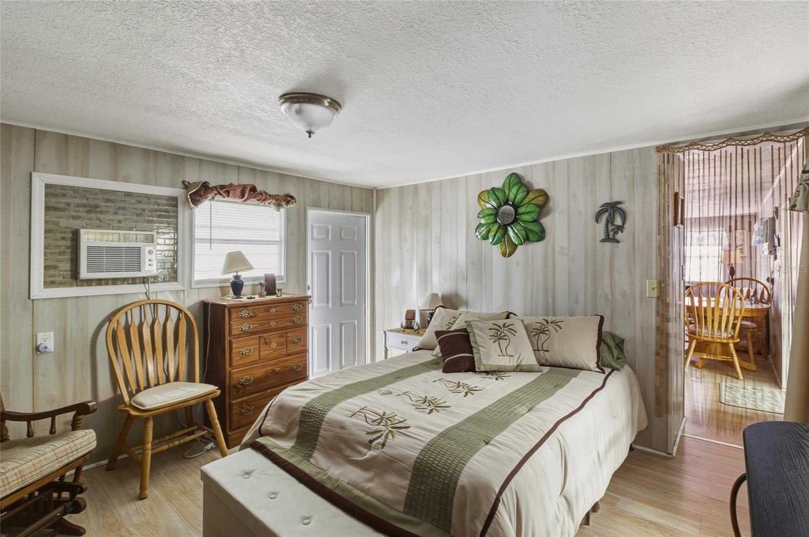 Listing photo id 13 for 12766 Seminole Boulevard 3