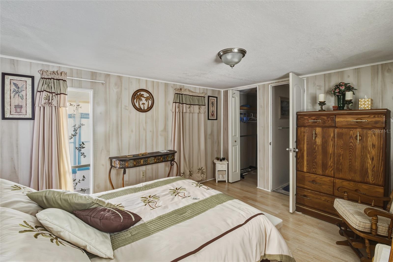 Listing photo id 16 for 12766 Seminole Boulevard 3