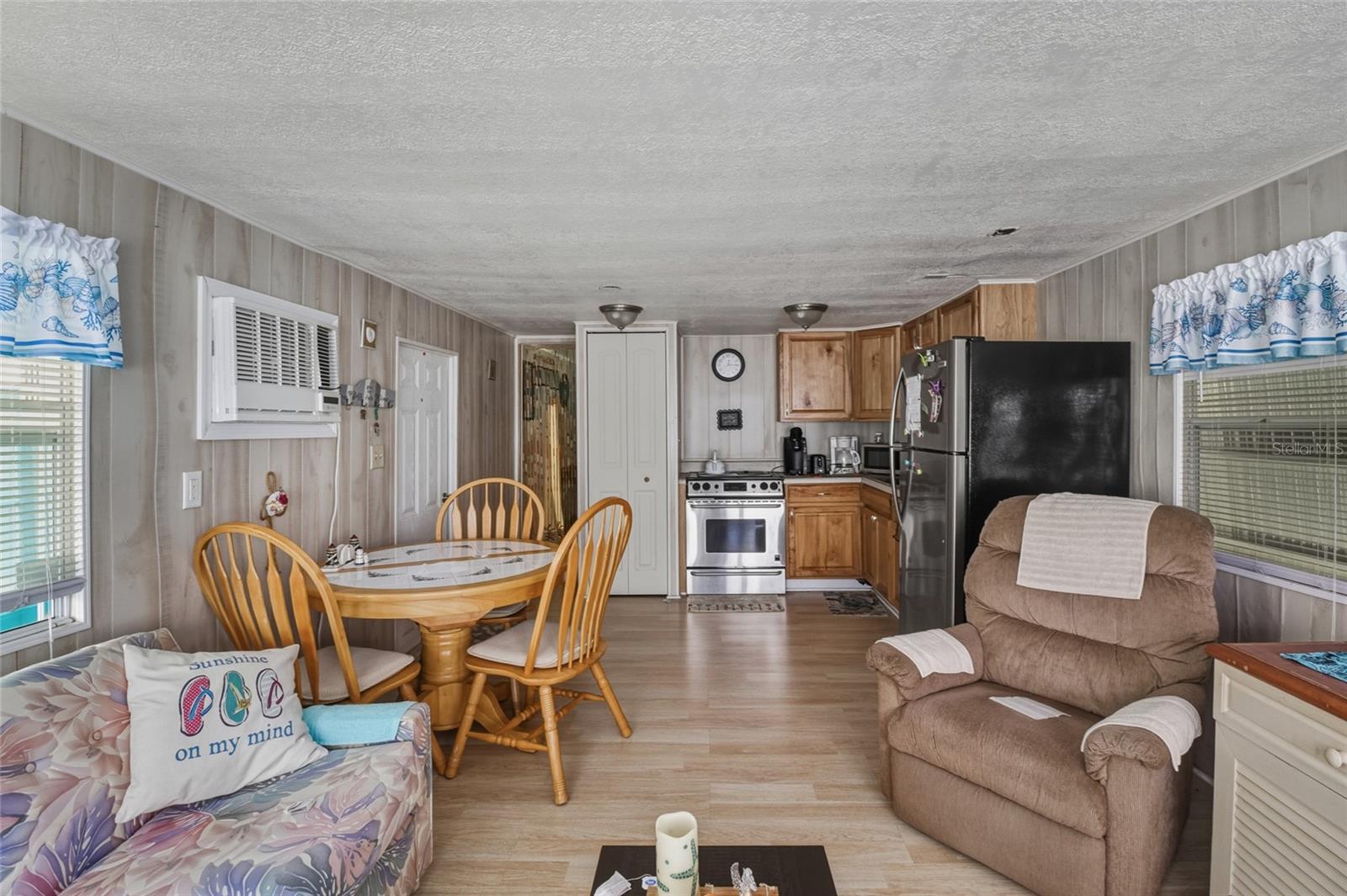 Listing photo id 3 for 12766 Seminole Boulevard 3