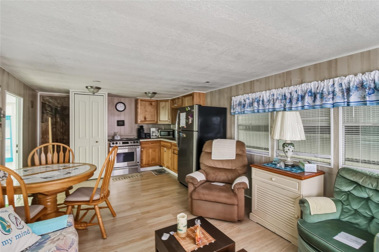 Listing photo id 4 for 12766 Seminole Boulevard 3