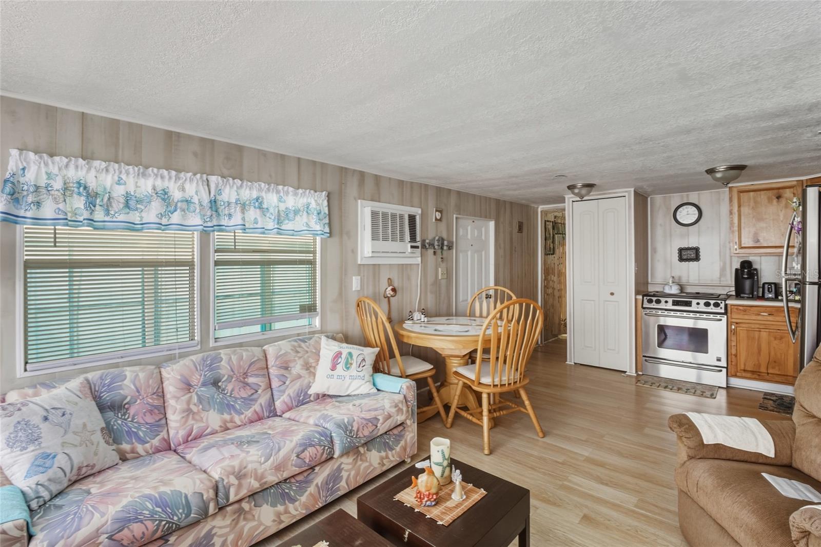 Listing photo id 5 for 12766 Seminole Boulevard 3