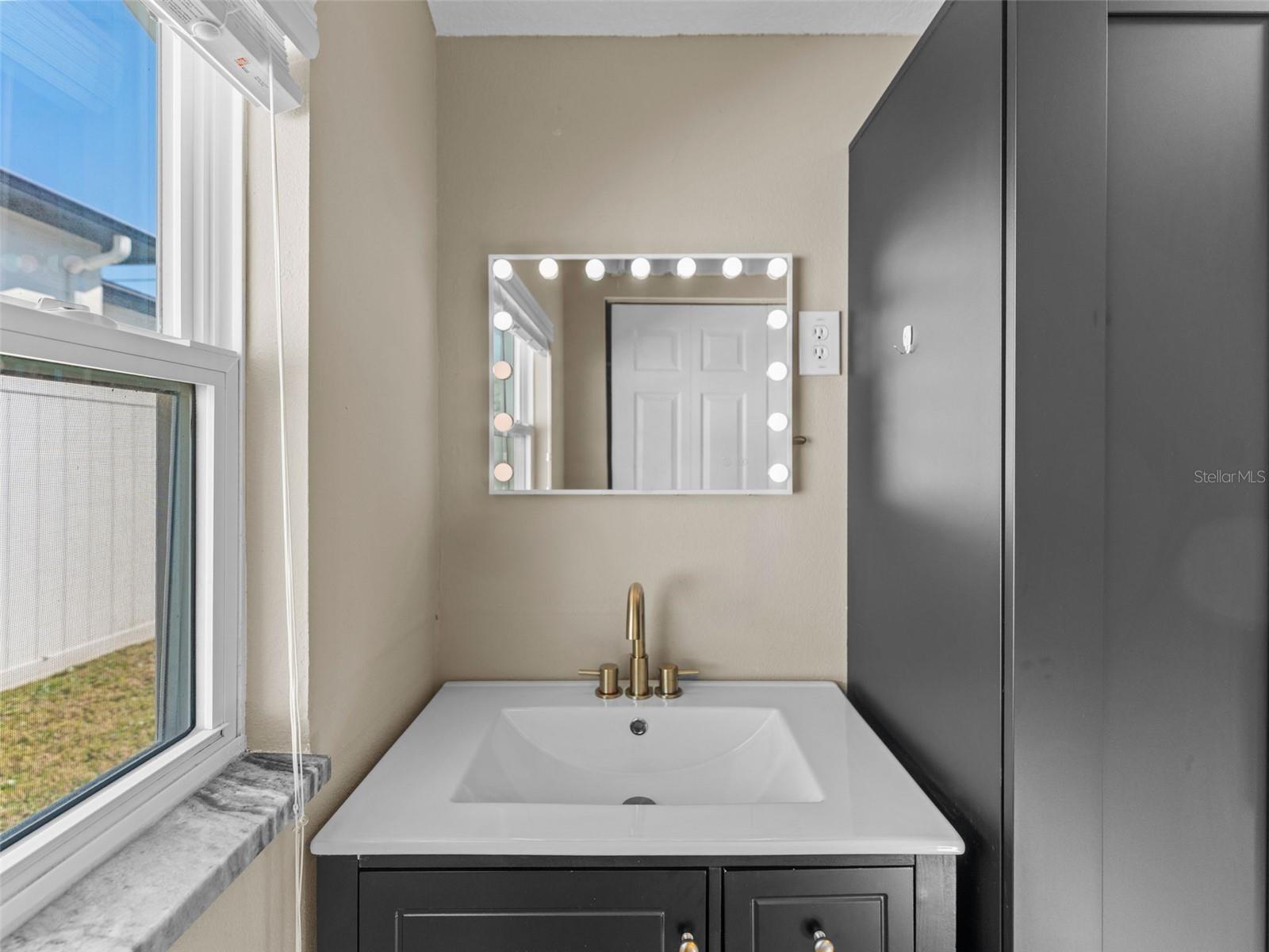 Image 17 of 38 For 2924 Dewey Street