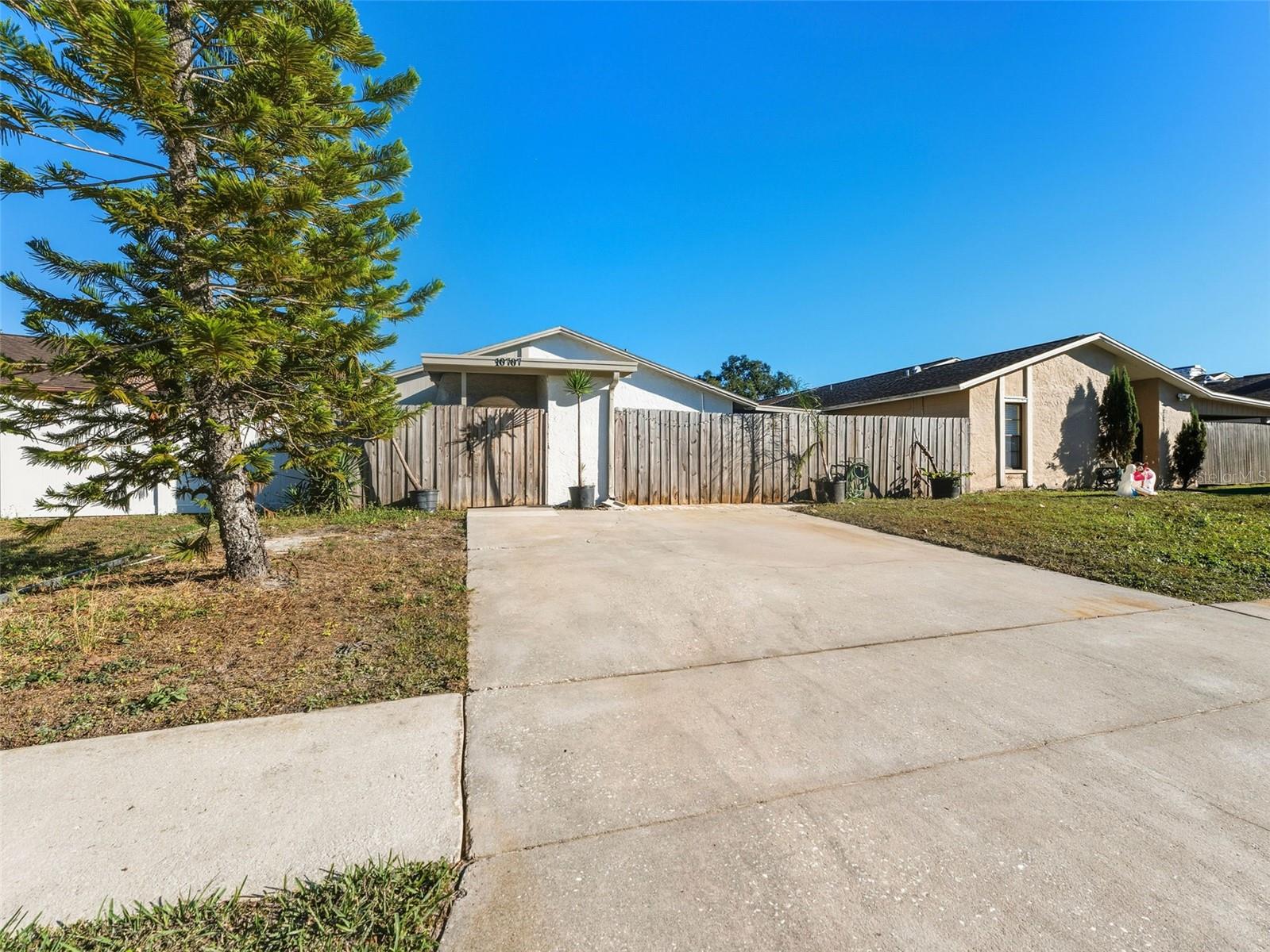 Image 3 of 30 For 10707 Crowngate Lane