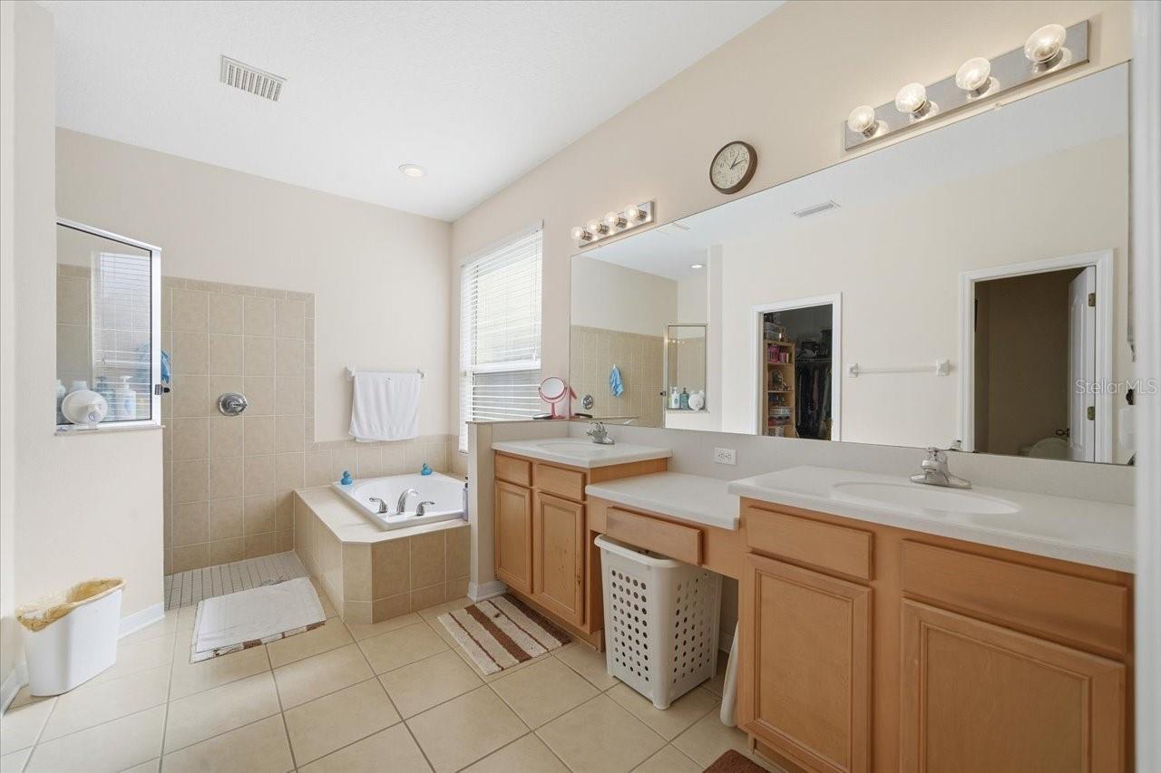 Image 18 of 38 For 18425 Cypress Bay Parkway