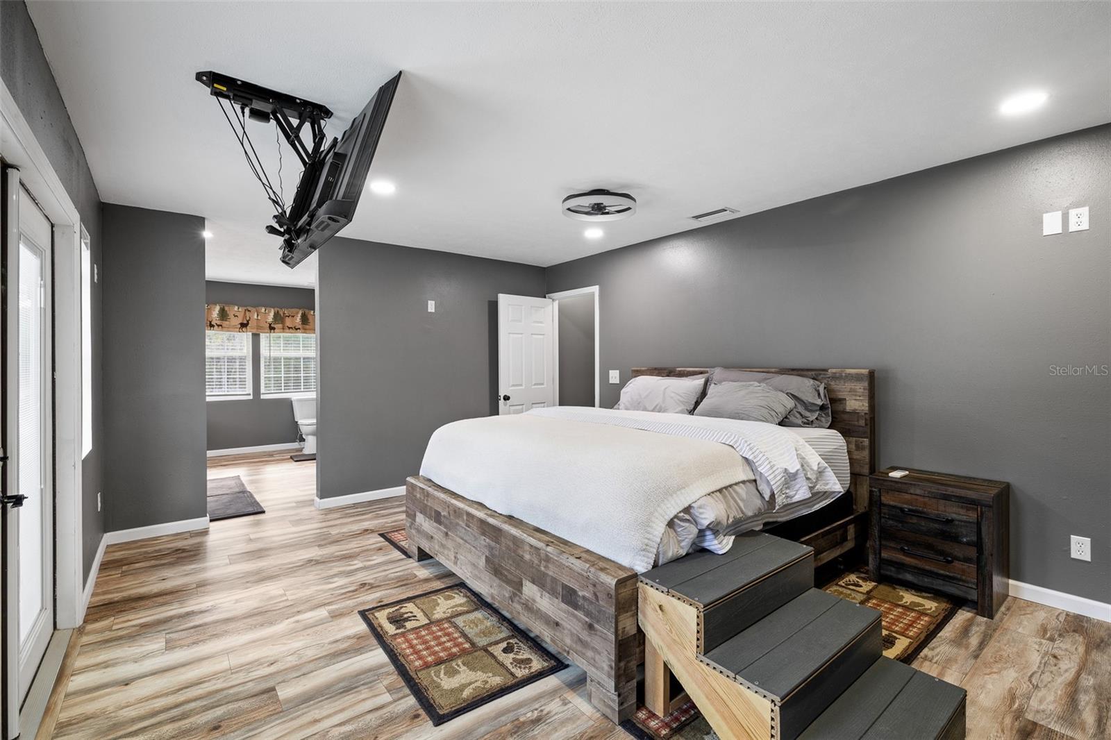 Image 28 of 67 For 11311 40th Street Road