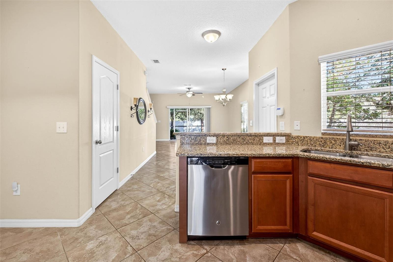 Listing photo id 13 for 31253 Claridge Place