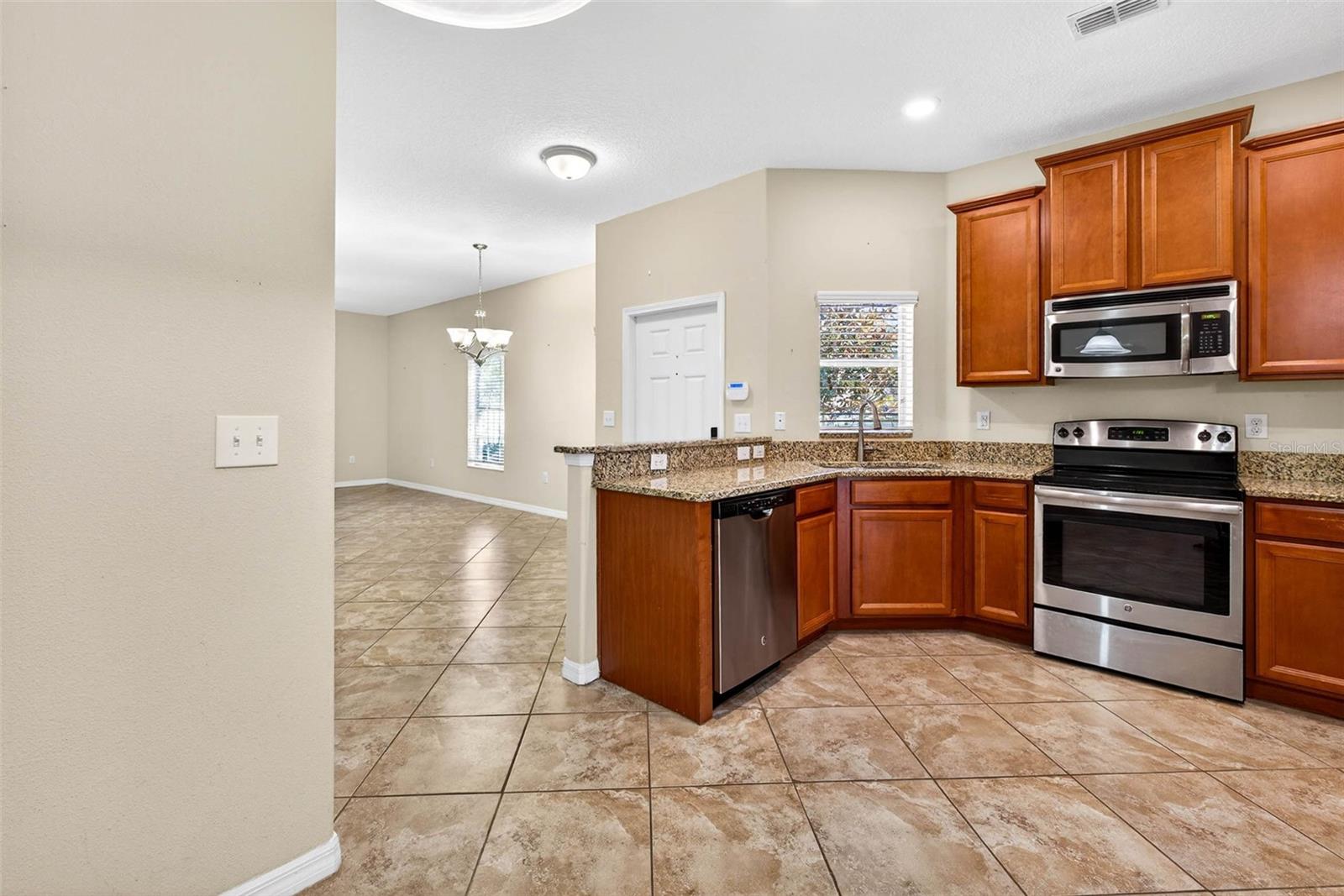 Listing photo id 15 for 31253 Claridge Place