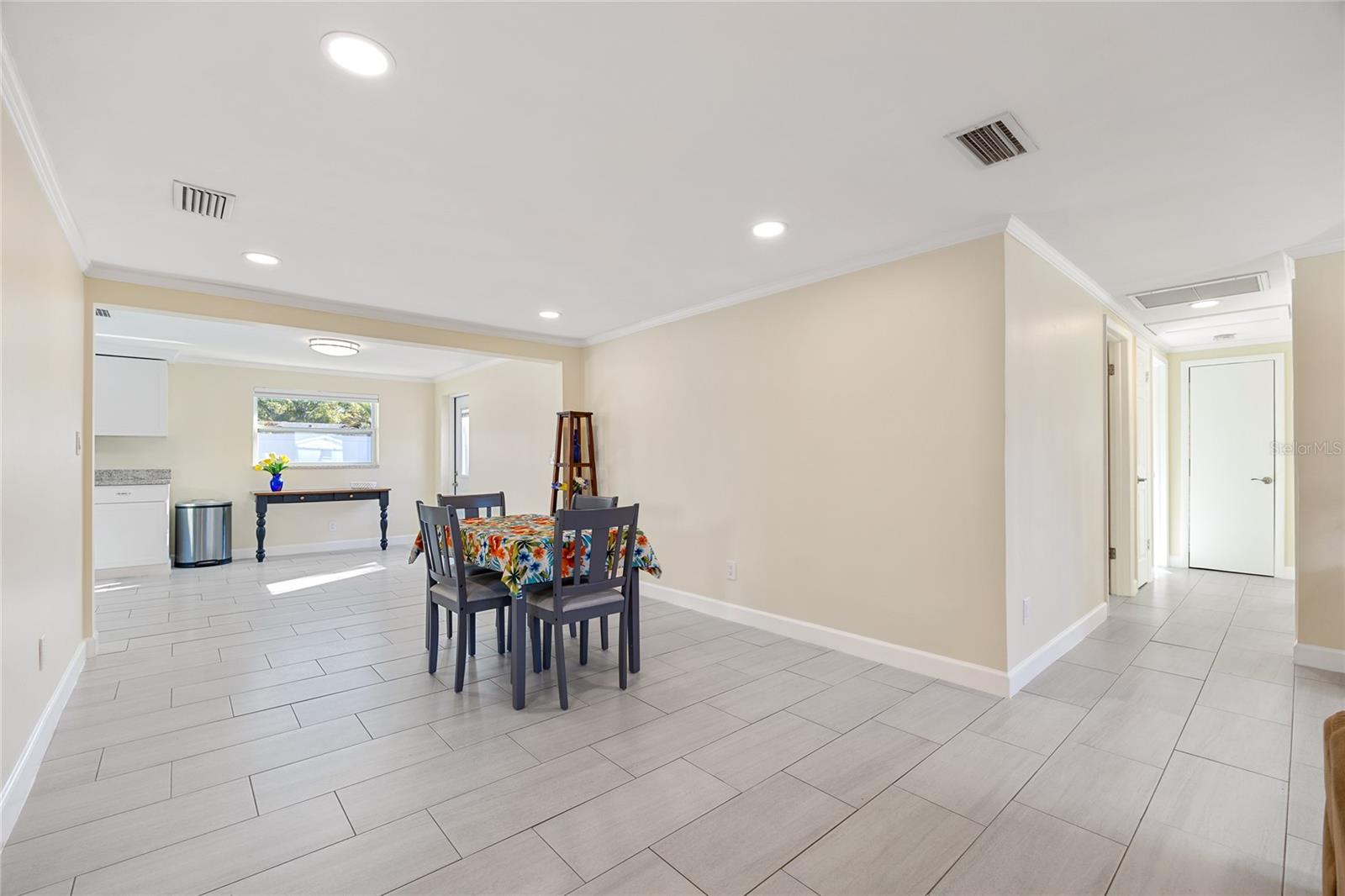 Listing photo id 8 for 9203 51st Street N