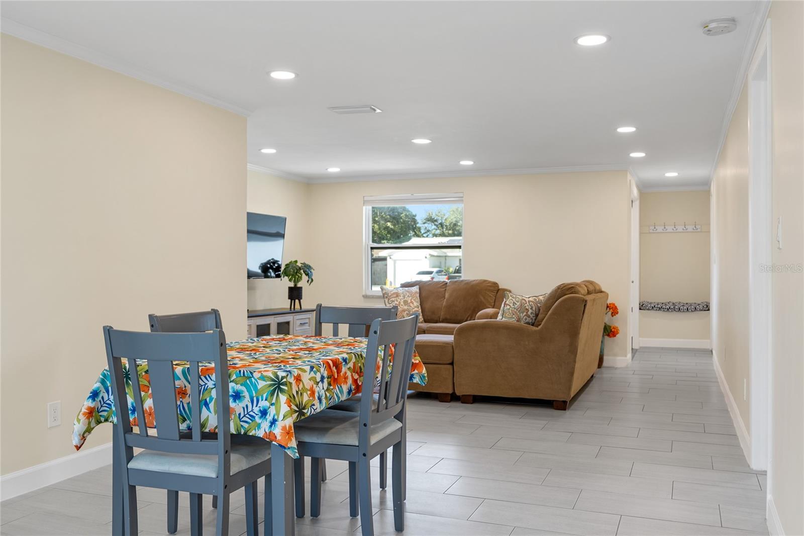 Listing photo id 10 for 9203 51st Street N