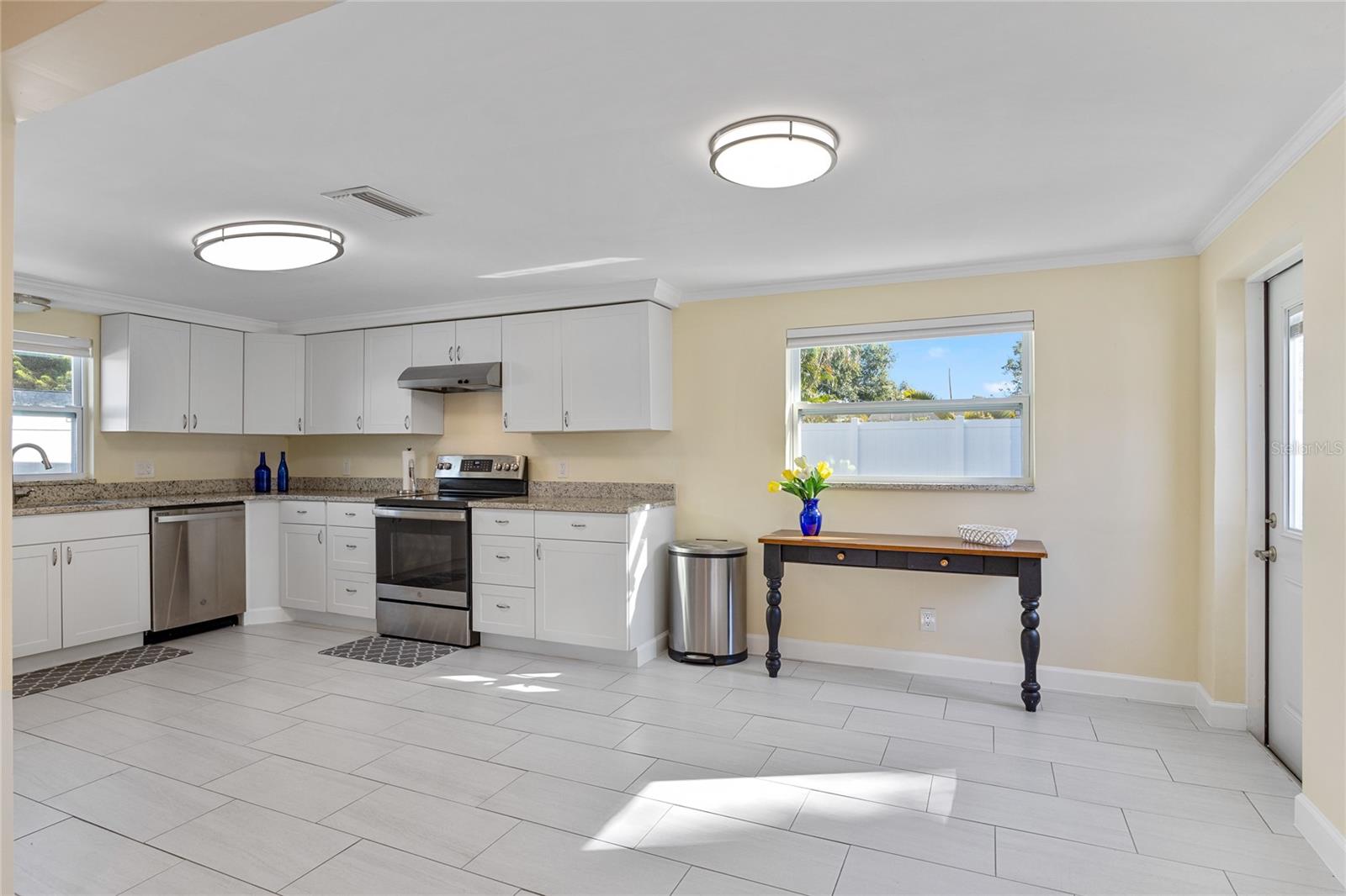 Listing photo id 11 for 9203 51st Street N