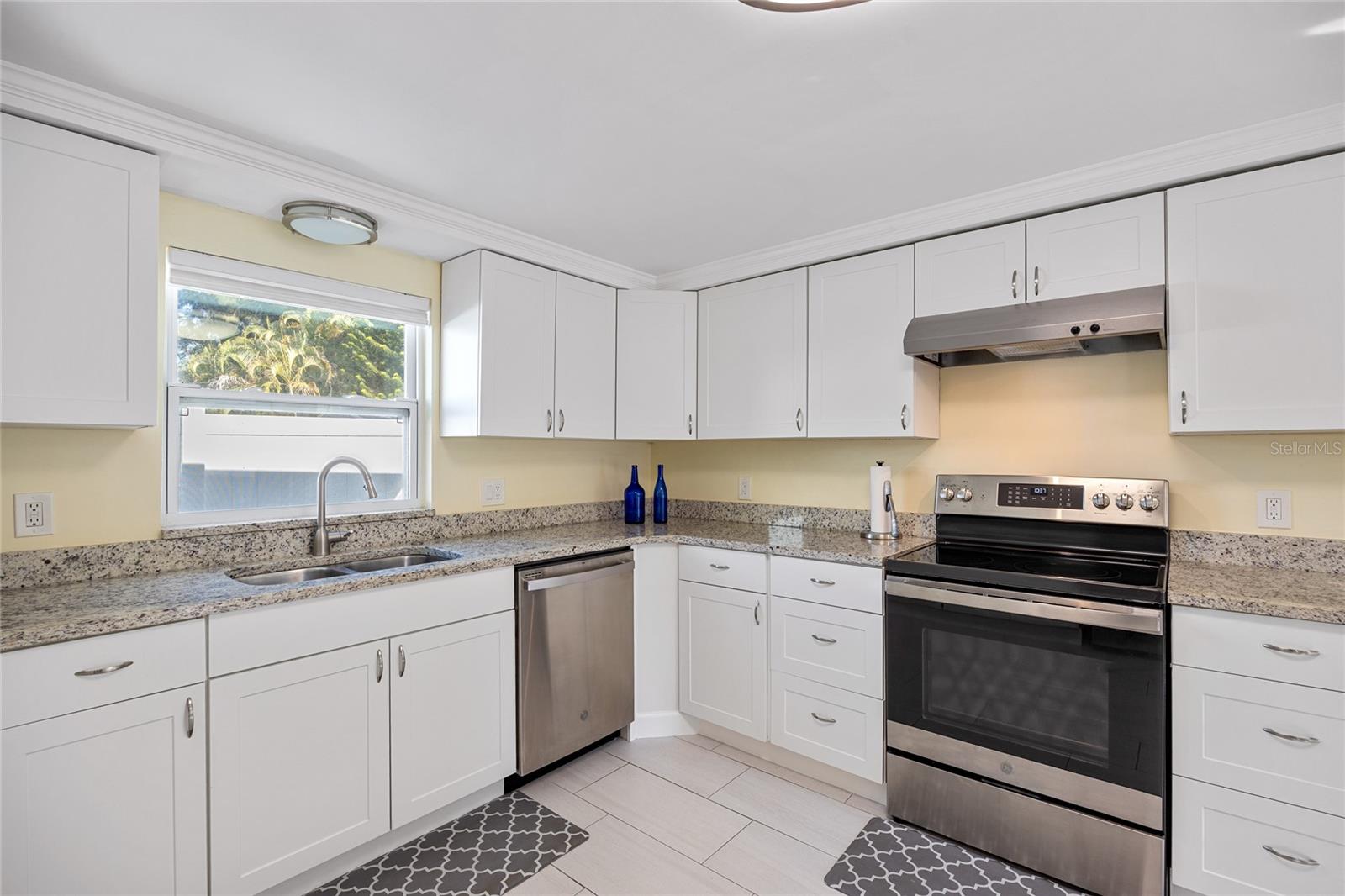 Listing photo id 13 for 9203 51st Street N