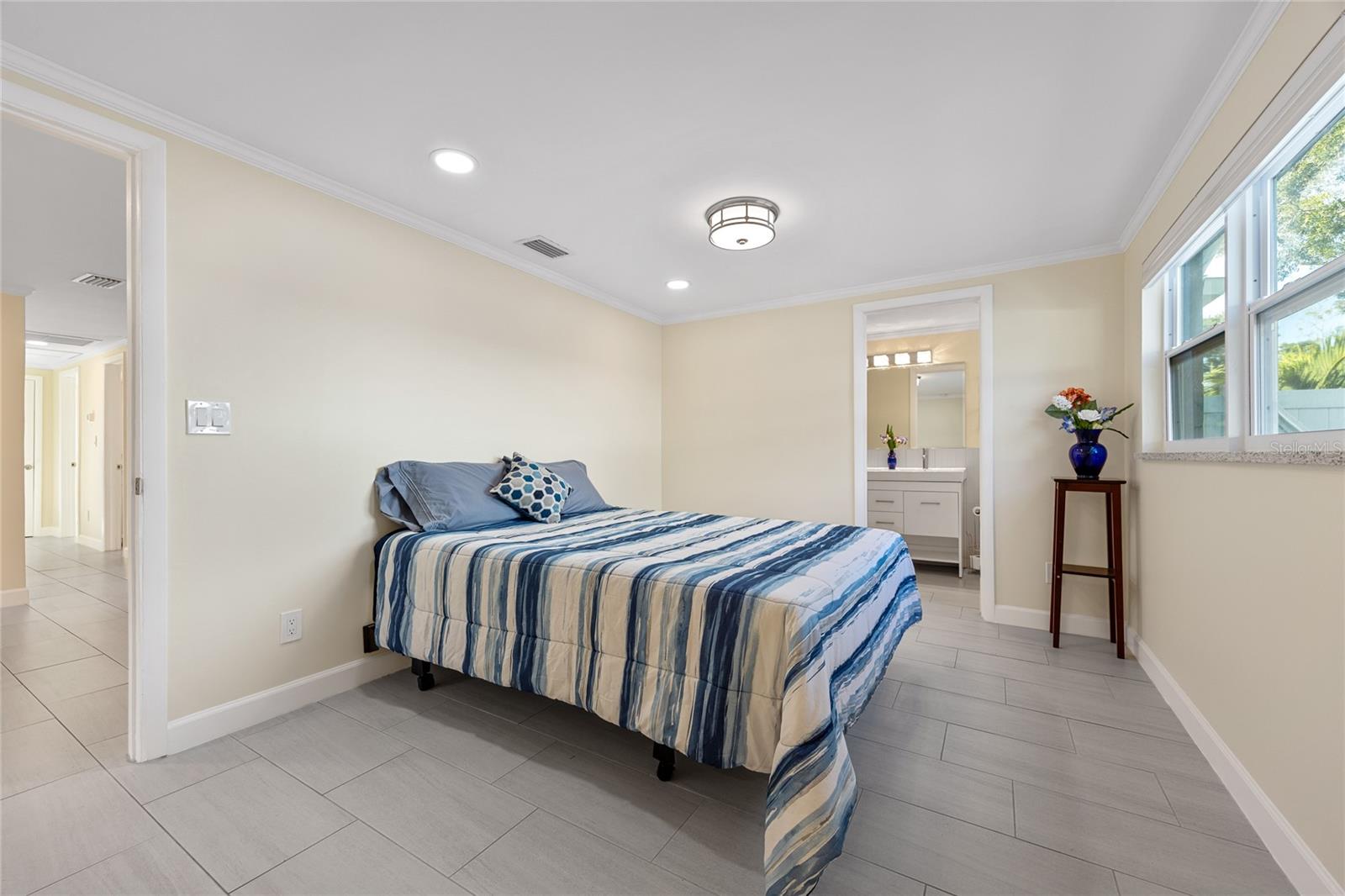 Listing photo id 15 for 9203 51st Street N