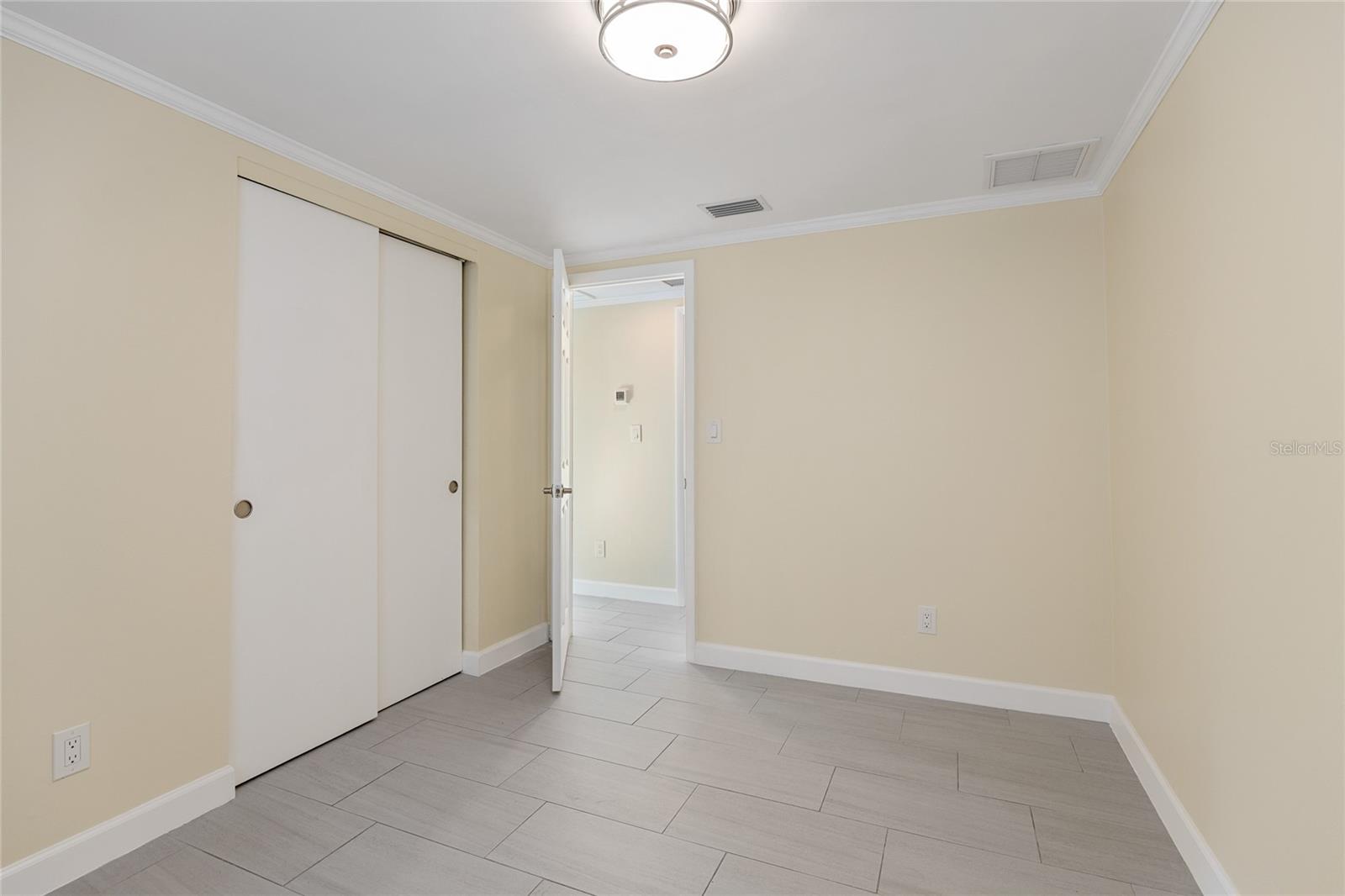 Listing photo id 23 for 9203 51st Street N