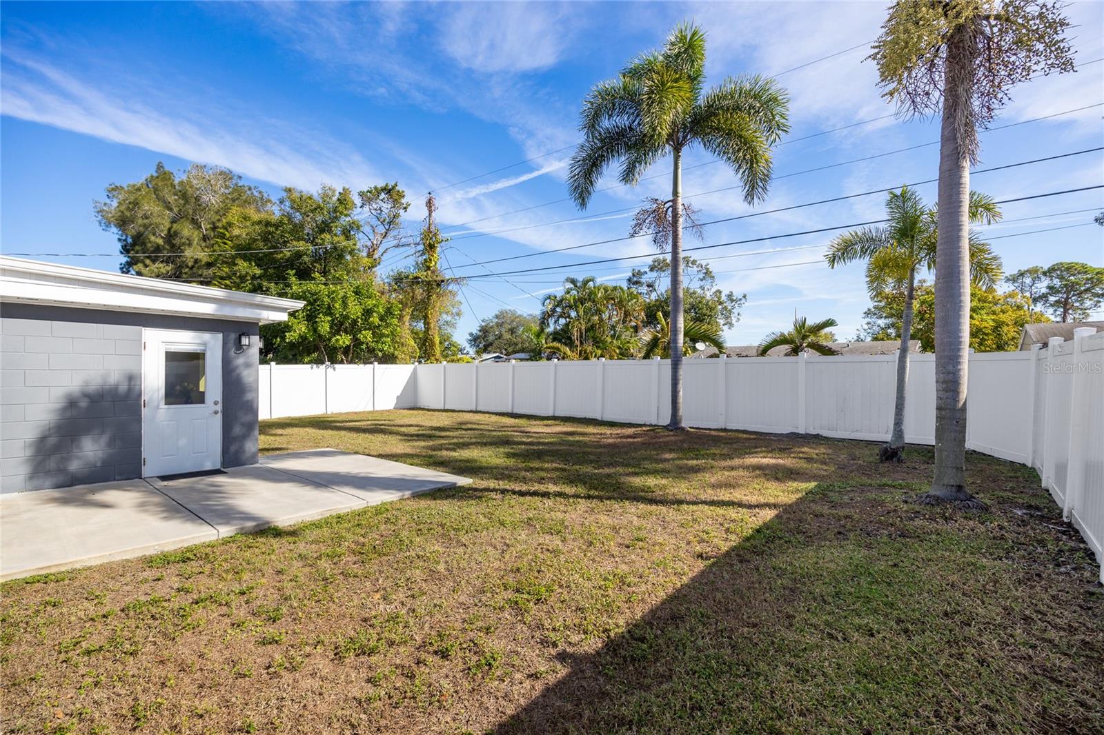 Listing photo id 32 for 9203 51st Street N