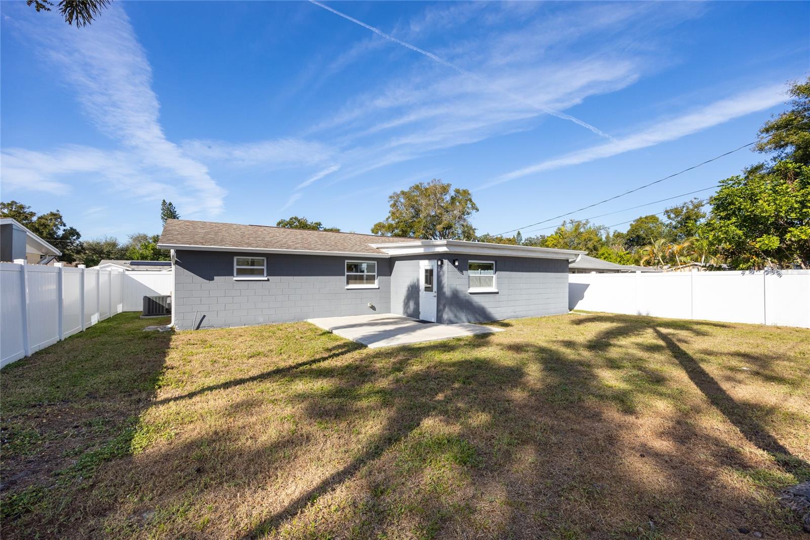 Listing photo id 3 for 9203 51st Street N