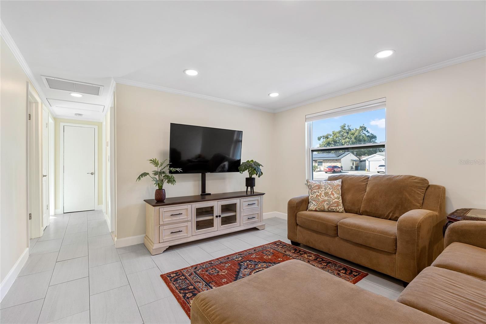 Listing photo id 5 for 9203 51st Street N