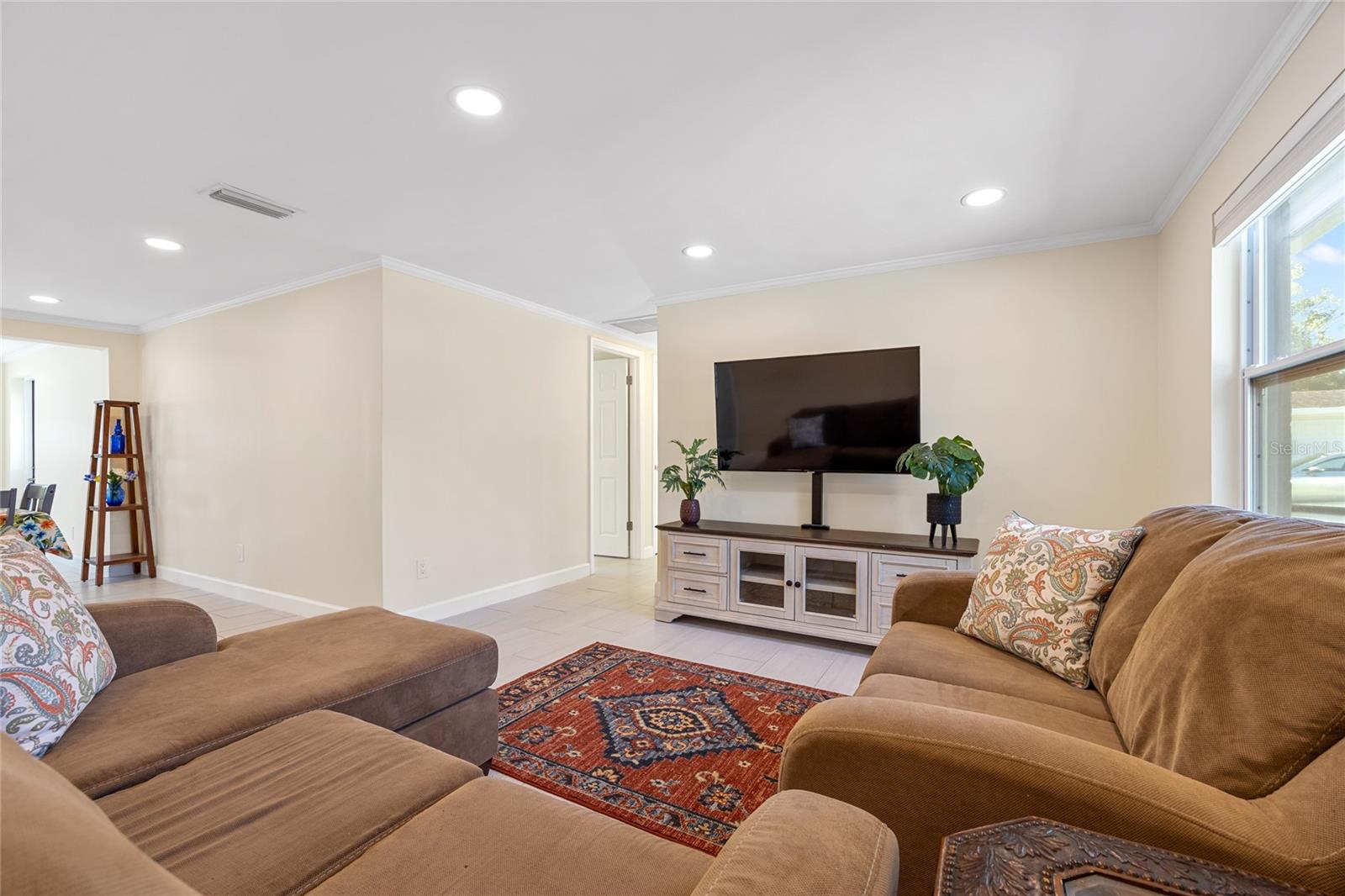 Listing photo id 7 for 9203 51st Street N