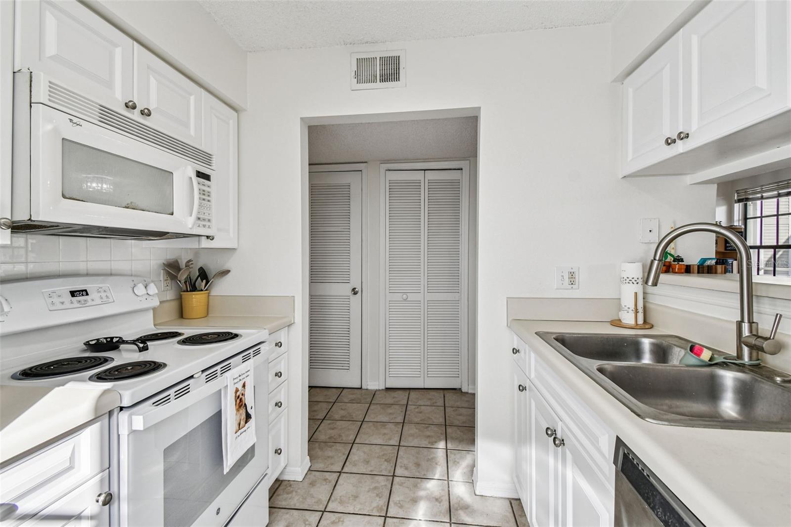 Listing photo id 14 for 1000 Horatio Street 212