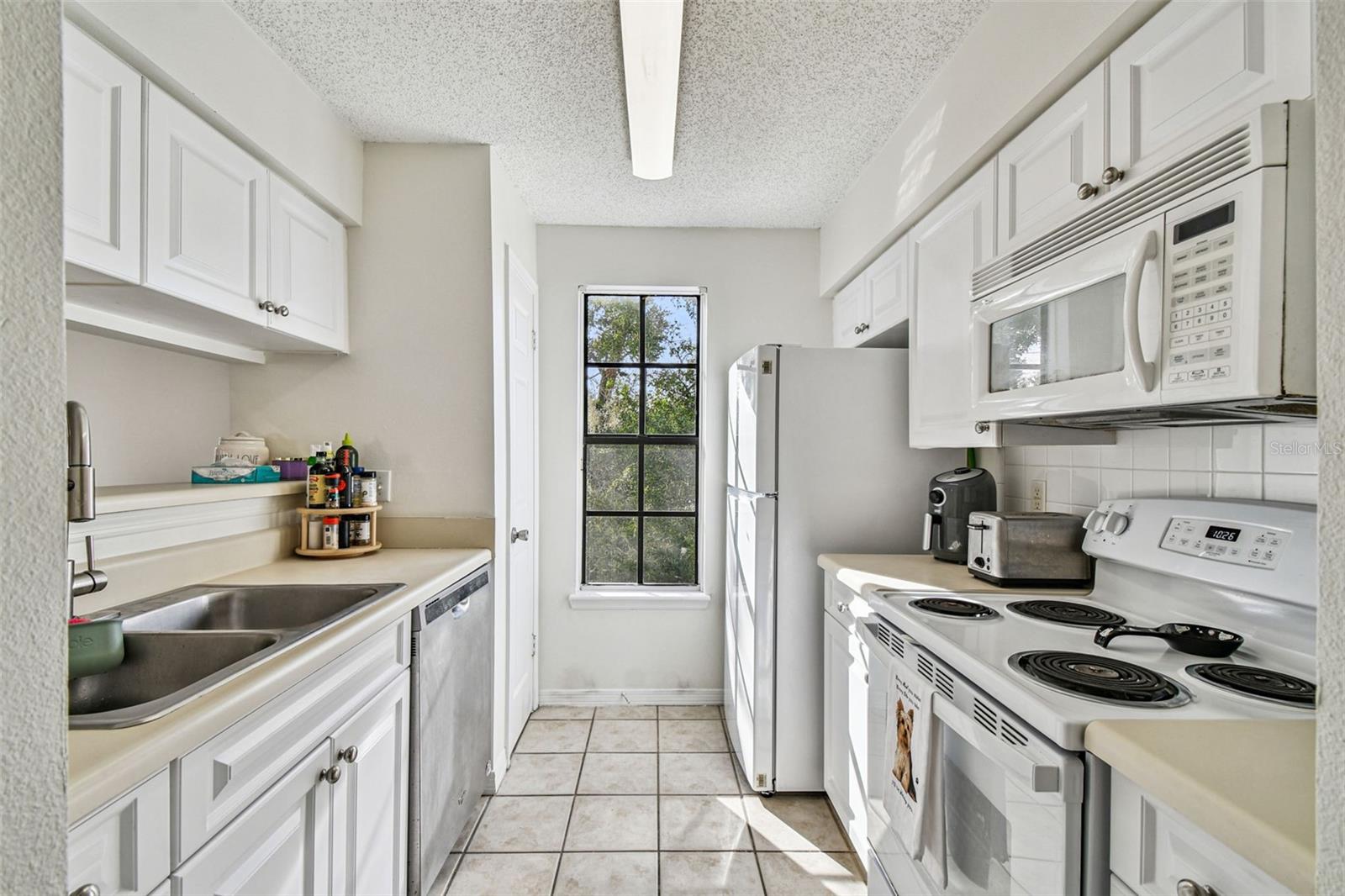 Listing photo id 15 for 1000 Horatio Street 212