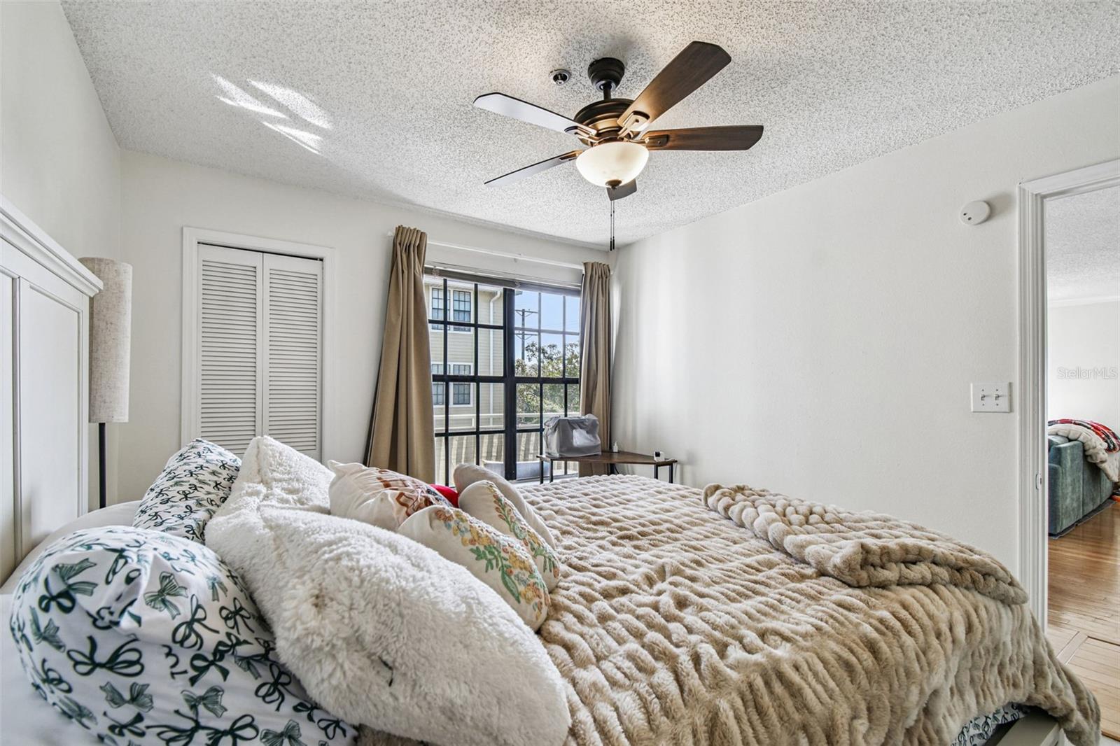 Listing photo id 18 for 1000 Horatio Street 212