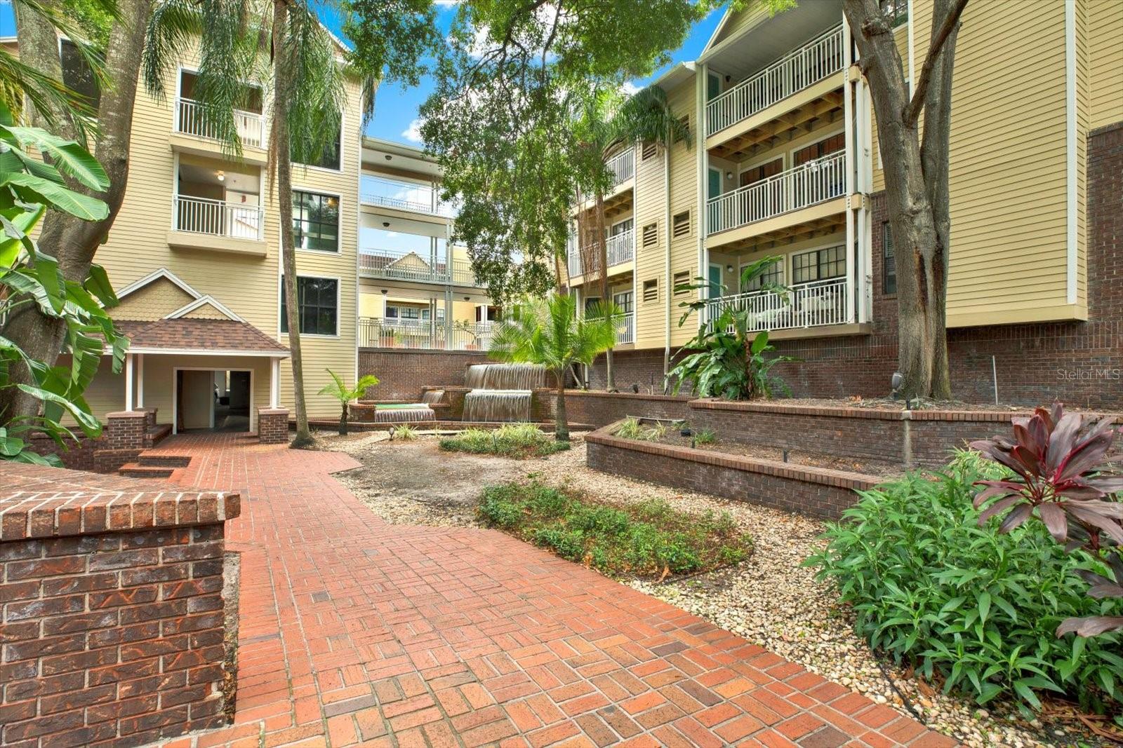 Listing photo id 22 for 1000 Horatio Street 212