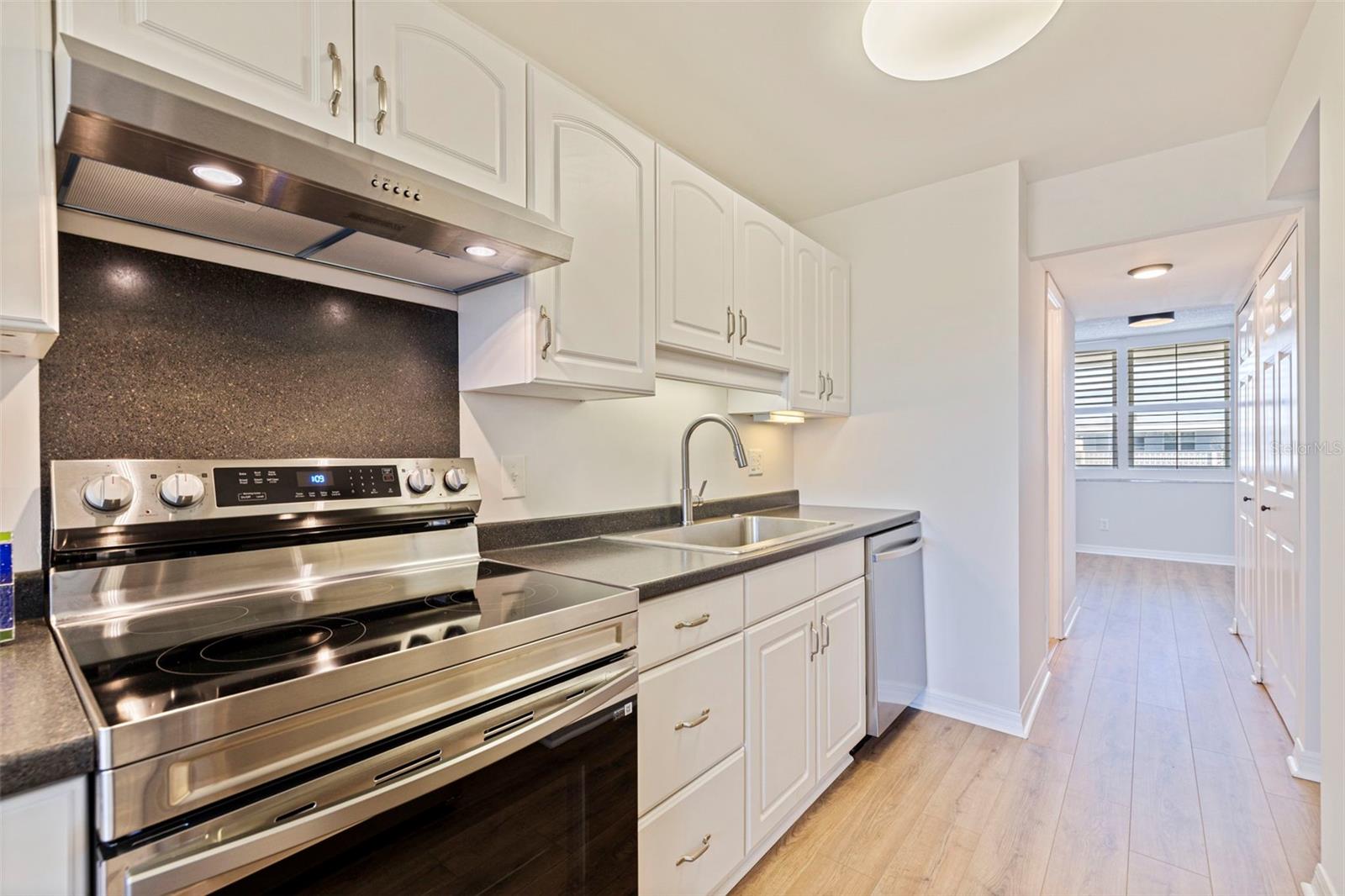 Image 20 of 30 For 4890 Bay Street Ne 330