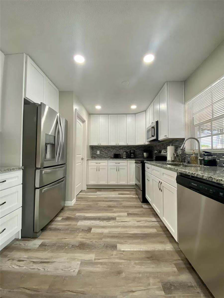 Listing photo id 8 for 8024 Candlewoode Drive