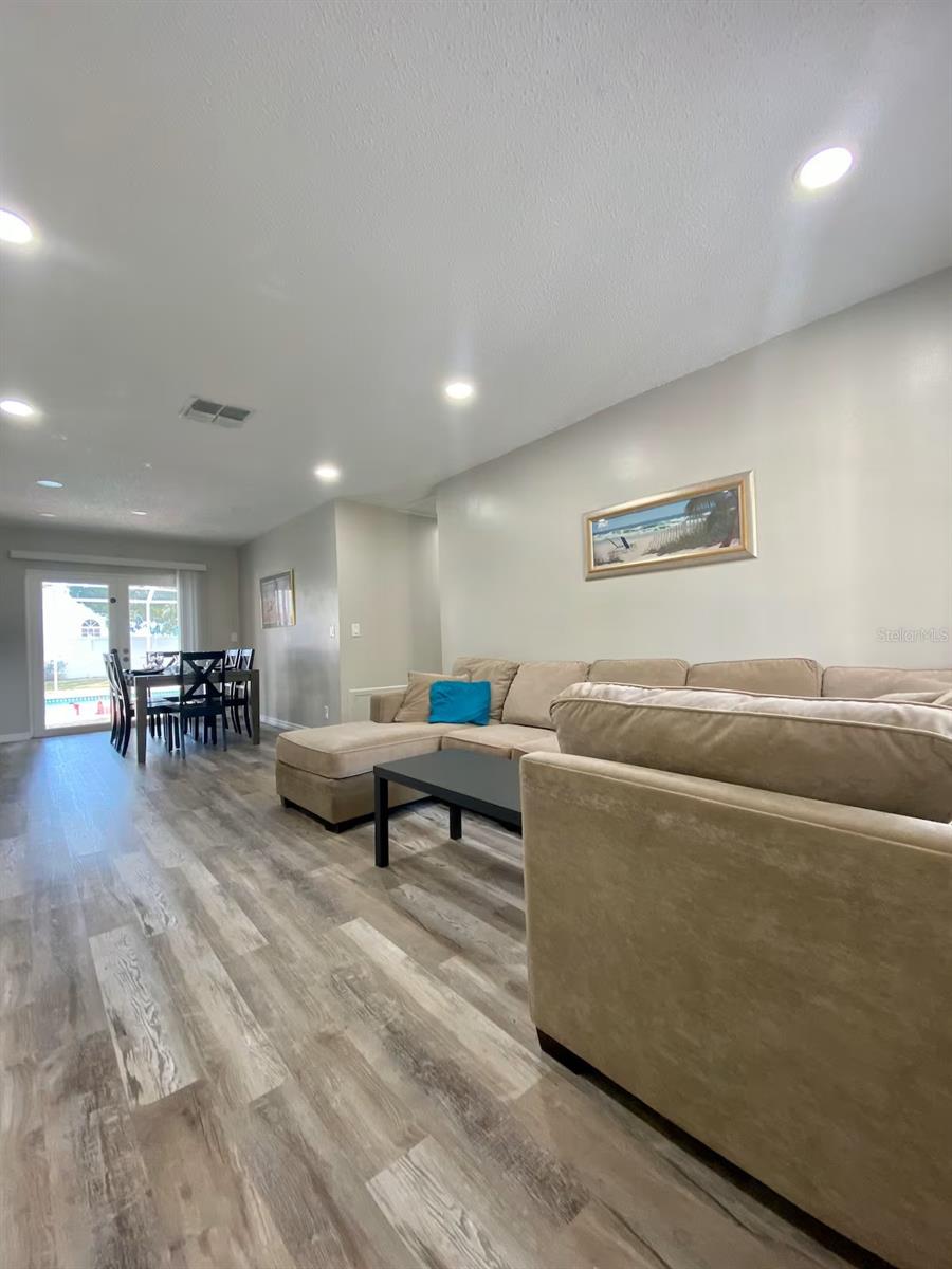 Listing photo id 9 for 8024 Candlewoode Drive