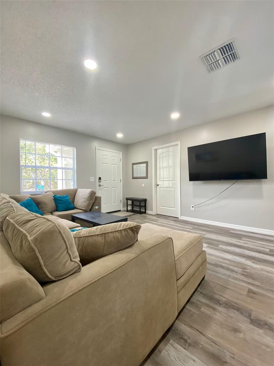 Listing photo id 10 for 8024 Candlewoode Drive