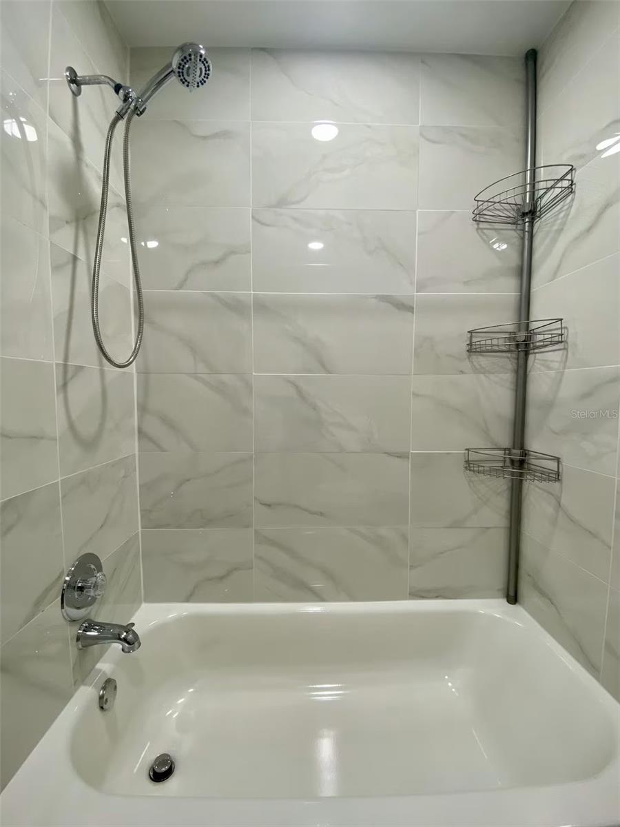 Listing photo id 14 for 8024 Candlewoode Drive